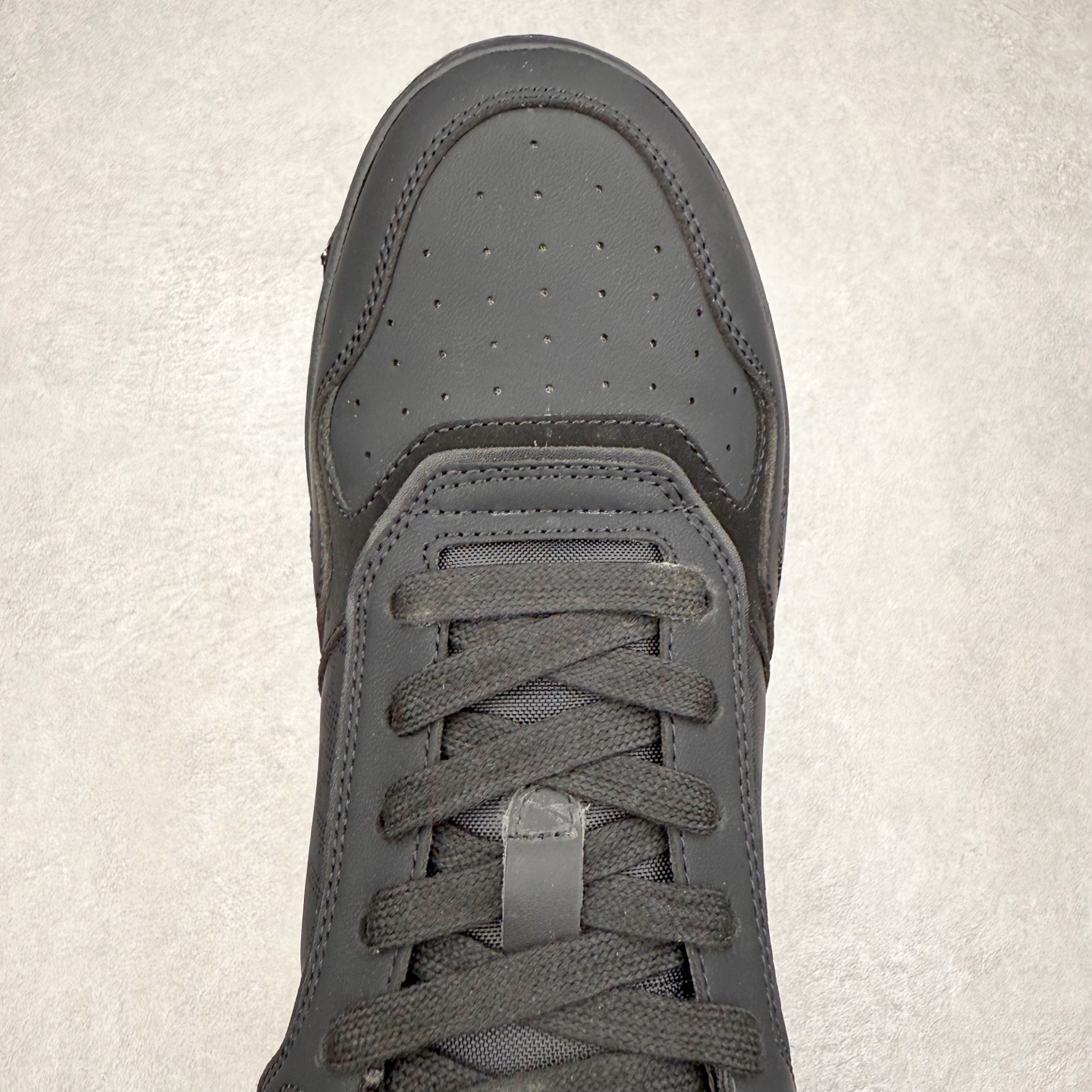 图片[4]-＃纯原福利 DIOR 迪奥 B27 低帮经典奢侈品休闲运动板鞋 东莞大厂生产 品质货真价实 代购级别 市面顶级版本 Oblique印花电秀 长时售卖 退换率超低这款B27运动鞋是DIOR的经典单品 和迪奥光滑牛皮革精心制作，侧面饰以米色和黑色提花Oblique印花镶边（激光冲孔）搭配CD lcon孔眼，双色橡胶鞋底，鞋舌和后跟处均饰以标志性细节，更显精致，时尚百搭，可为各种造型增光添彩 蓝色 奶油白色和迪奥灰光滑牛皮革 米色和黑色提花面料oblique印花 鞋底和鞋眼饰以DIOR标志 系带开合搭配CD·lcon孔眼网眼织物里料 双色橡胶外底 侧面缝线拼接结构 含防尘袋和一对鞋带 全套意大利正品包装 尺码 35 36 37 38 39 40 41 42 43 44 45-选品中心