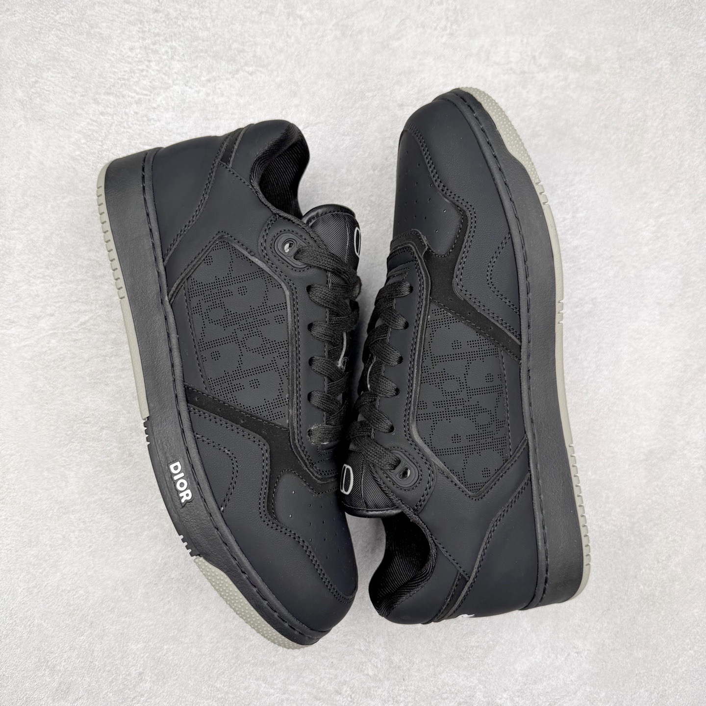 图片[3]-＃纯原福利 DIOR 迪奥 B27 低帮经典奢侈品休闲运动板鞋 东莞大厂生产 品质货真价实 代购级别 市面顶级版本 Oblique印花电秀 长时售卖 退换率超低这款B27运动鞋是DIOR的经典单品 和迪奥光滑牛皮革精心制作，侧面饰以米色和黑色提花Oblique印花镶边（激光冲孔）搭配CD lcon孔眼，双色橡胶鞋底，鞋舌和后跟处均饰以标志性细节，更显精致，时尚百搭，可为各种造型增光添彩 蓝色 奶油白色和迪奥灰光滑牛皮革 米色和黑色提花面料oblique印花 鞋底和鞋眼饰以DIOR标志 系带开合搭配CD·lcon孔眼网眼织物里料 双色橡胶外底 侧面缝线拼接结构 含防尘袋和一对鞋带 全套意大利正品包装 尺码 35 36 37 38 39 40 41 42 43 44 45-选品中心