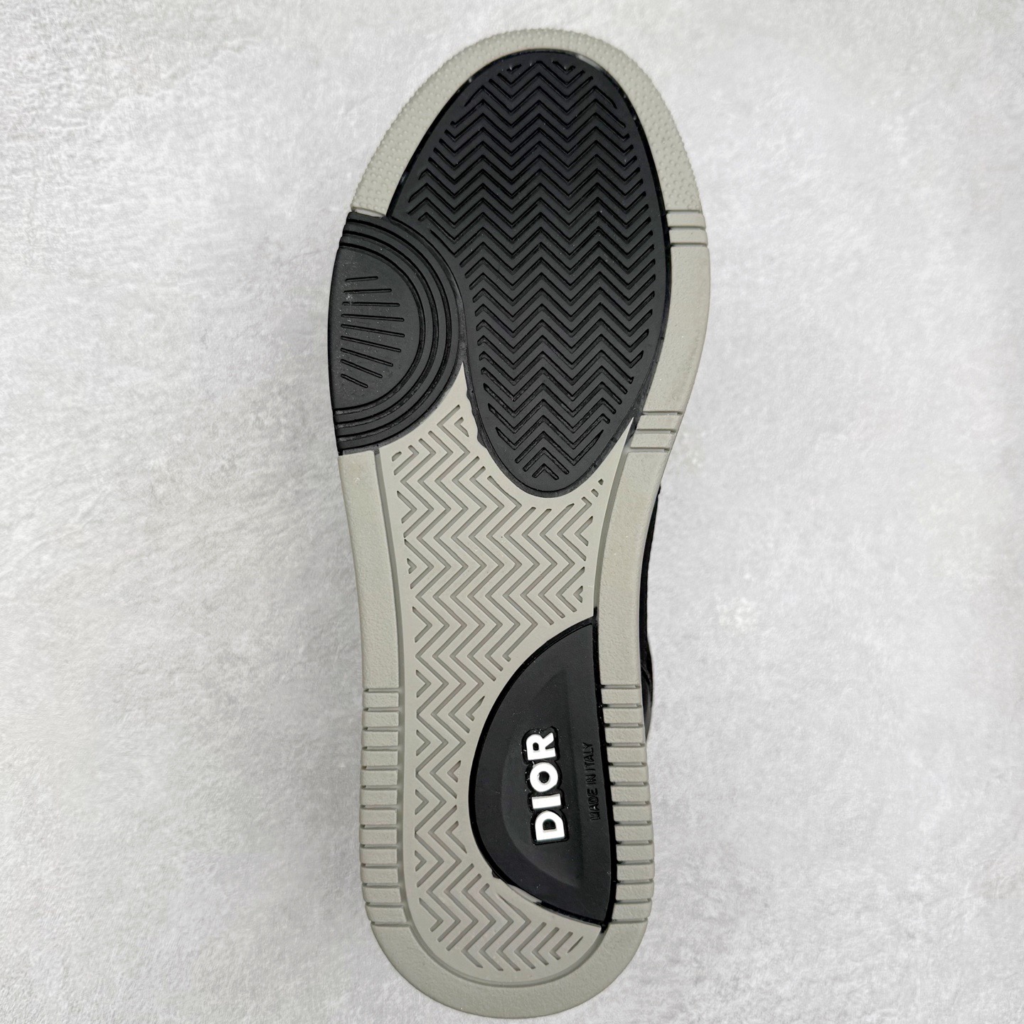 图片[9]-＃纯原福利 DIOR 迪奥 B27 低帮经典奢侈品休闲运动板鞋 东莞大厂生产 品质货真价实 代购级别 市面顶级版本 Oblique印花电秀 长时售卖 退换率超低这款B27运动鞋是DIOR的经典单品 和迪奥光滑牛皮革精心制作，侧面饰以米色和黑色提花Oblique印花镶边（激光冲孔）搭配CD lcon孔眼，双色橡胶鞋底，鞋舌和后跟处均饰以标志性细节，更显精致，时尚百搭，可为各种造型增光添彩 蓝色 奶油白色和迪奥灰光滑牛皮革 米色和黑色提花面料oblique印花 鞋底和鞋眼饰以DIOR标志 系带开合搭配CD·lcon孔眼网眼织物里料 双色橡胶外底 侧面缝线拼接结构 含防尘袋和一对鞋带 全套意大利正品包装 尺码 35 36 37 38 39 40 41 42 43 44 45-选品中心