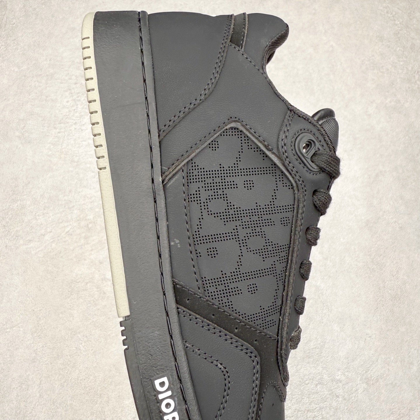 图片[6]-＃纯原福利 DIOR 迪奥 B27 低帮经典奢侈品休闲运动板鞋 东莞大厂生产 品质货真价实 代购级别 市面顶级版本 Oblique印花电秀 长时售卖 退换率超低这款B27运动鞋是DIOR的经典单品 和迪奥光滑牛皮革精心制作，侧面饰以米色和黑色提花Oblique印花镶边（激光冲孔）搭配CD lcon孔眼，双色橡胶鞋底，鞋舌和后跟处均饰以标志性细节，更显精致，时尚百搭，可为各种造型增光添彩 蓝色 奶油白色和迪奥灰光滑牛皮革 米色和黑色提花面料oblique印花 鞋底和鞋眼饰以DIOR标志 系带开合搭配CD·lcon孔眼网眼织物里料 双色橡胶外底 侧面缝线拼接结构 含防尘袋和一对鞋带 全套意大利正品包装 尺码 35 36 37 38 39 40 41 42 43 44 45-选品中心