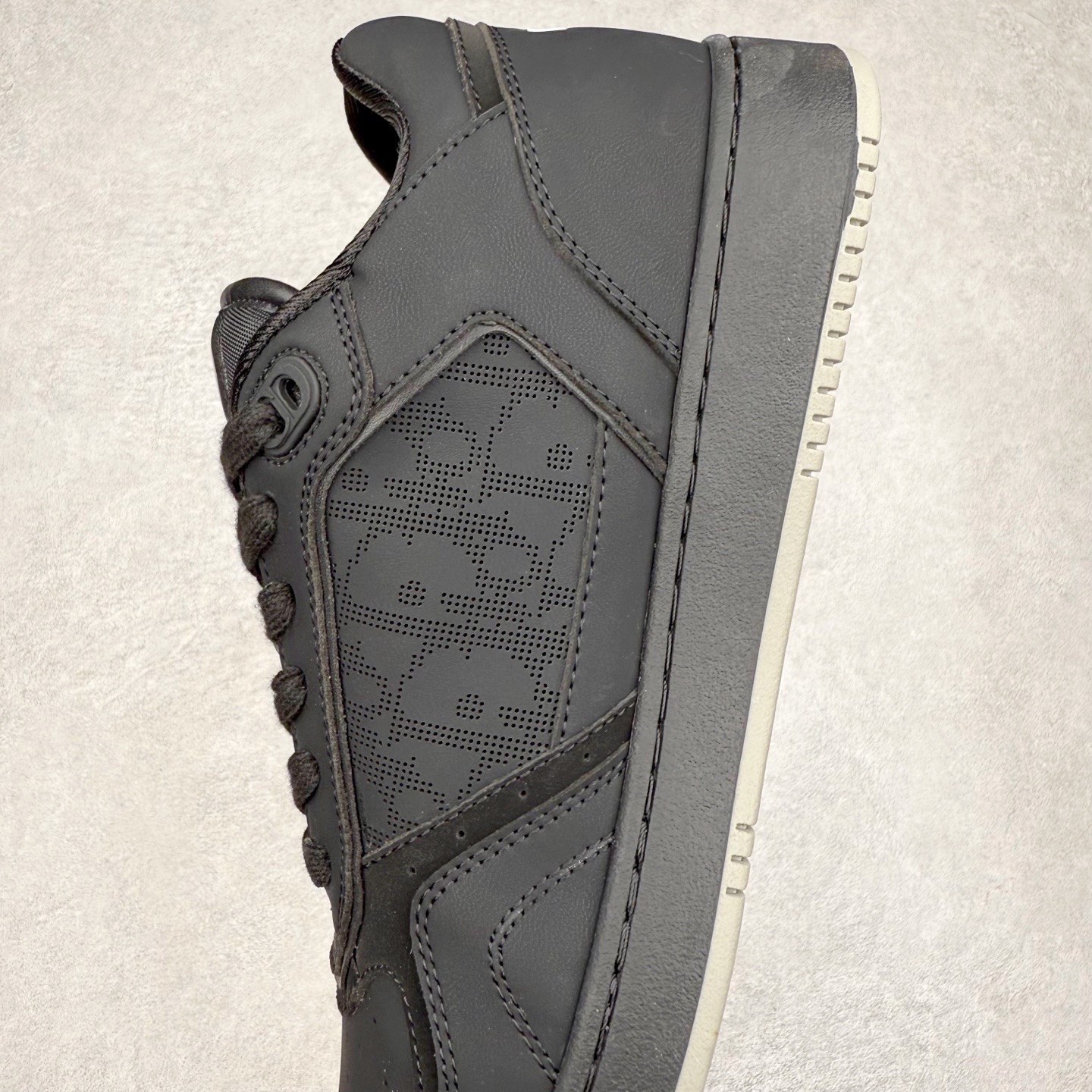 图片[7]-＃纯原福利 DIOR 迪奥 B27 低帮经典奢侈品休闲运动板鞋 东莞大厂生产 品质货真价实 代购级别 市面顶级版本 Oblique印花电秀 长时售卖 退换率超低这款B27运动鞋是DIOR的经典单品 和迪奥光滑牛皮革精心制作，侧面饰以米色和黑色提花Oblique印花镶边（激光冲孔）搭配CD lcon孔眼，双色橡胶鞋底，鞋舌和后跟处均饰以标志性细节，更显精致，时尚百搭，可为各种造型增光添彩 蓝色 奶油白色和迪奥灰光滑牛皮革 米色和黑色提花面料oblique印花 鞋底和鞋眼饰以DIOR标志 系带开合搭配CD·lcon孔眼网眼织物里料 双色橡胶外底 侧面缝线拼接结构 含防尘袋和一对鞋带 全套意大利正品包装 尺码 35 36 37 38 39 40 41 42 43 44 45-选品中心