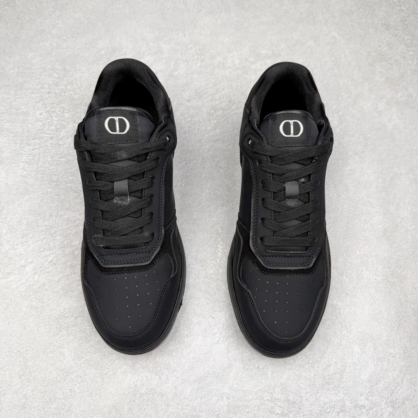 图片[2]-＃纯原福利 DIOR 迪奥 B27 低帮经典奢侈品休闲运动板鞋 东莞大厂生产 品质货真价实 代购级别 市面顶级版本 Oblique印花电秀 长时售卖 退换率超低这款B27运动鞋是DIOR的经典单品 和迪奥光滑牛皮革精心制作，侧面饰以米色和黑色提花Oblique印花镶边（激光冲孔）搭配CD lcon孔眼，双色橡胶鞋底，鞋舌和后跟处均饰以标志性细节，更显精致，时尚百搭，可为各种造型增光添彩 蓝色 奶油白色和迪奥灰光滑牛皮革 米色和黑色提花面料oblique印花 鞋底和鞋眼饰以DIOR标志 系带开合搭配CD·lcon孔眼网眼织物里料 双色橡胶外底 侧面缝线拼接结构 含防尘袋和一对鞋带 全套意大利正品包装 尺码 35 36 37 38 39 40 41 42 43 44 45-选品中心