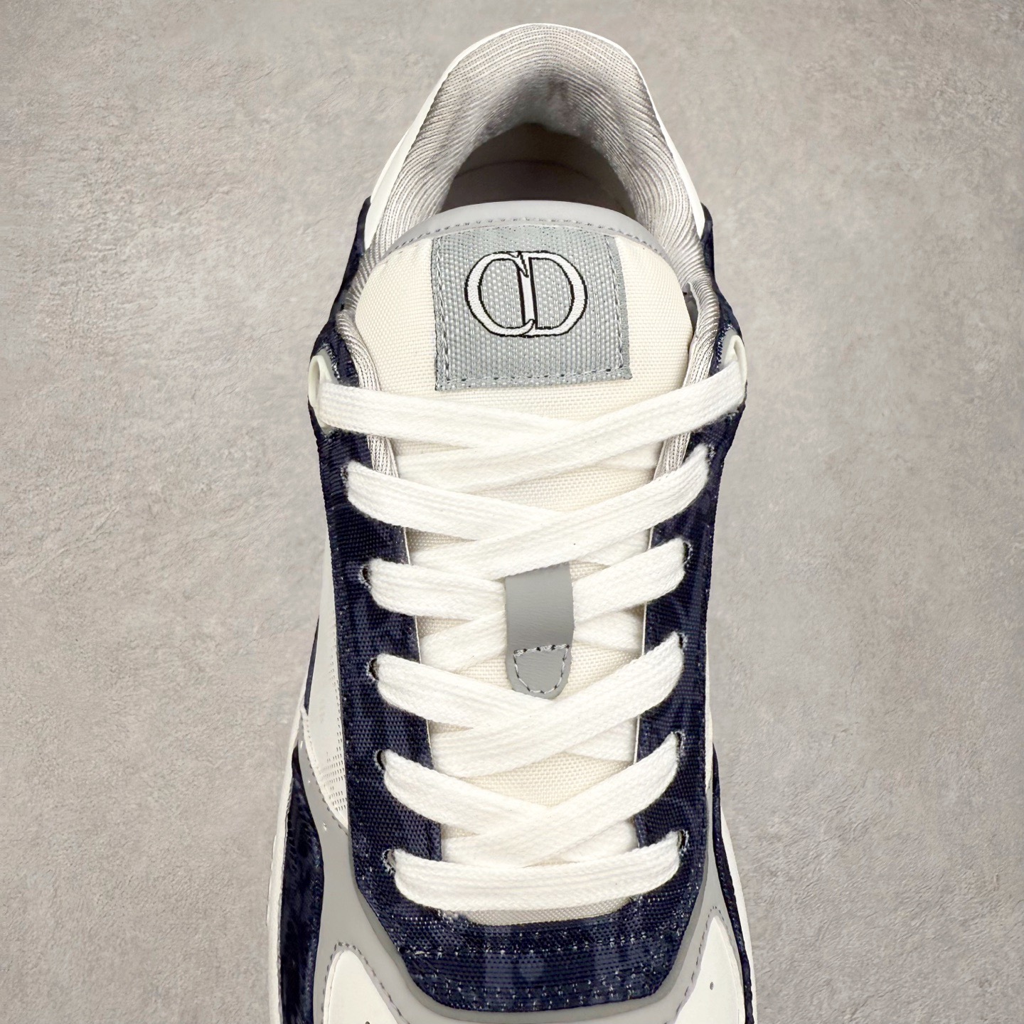 图片[5]-＃纯原福利 DIOR 迪奥 B27 低帮经典奢侈品休闲运动板鞋 东莞大厂生产 品质货真价实 代购级别 市面顶级版本 Oblique印花电秀 长时售卖 退换率超低这款B27运动鞋是DIOR的经典单品 和迪奥光滑牛皮革精心制作，侧面饰以米色和黑色提花Oblique印花镶边（激光冲孔）搭配CD lcon孔眼，双色橡胶鞋底，鞋舌和后跟处均饰以标志性细节，更显精致，时尚百搭，可为各种造型增光添彩 蓝色 奶油白色和迪奥灰光滑牛皮革 米色和黑色提花面料oblique印花 鞋底和鞋眼饰以DIOR标志 系带开合搭配CD·lcon孔眼网眼织物里料 双色橡胶外底 侧面缝线拼接结构 含防尘袋和一对鞋带 全套意大利正品包装 尺码 35 36 37 38 39 40 41 42 43 44 45-选品中心