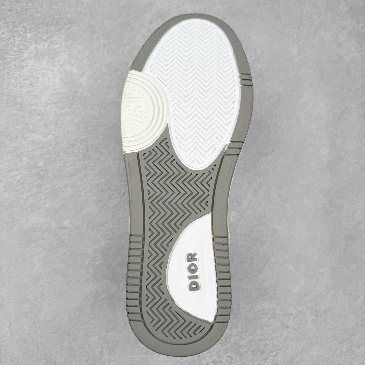 图片[9]-＃纯原福利 DIOR 迪奥 B27 低帮经典奢侈品休闲运动板鞋 东莞大厂生产 品质货真价实 代购级别 市面顶级版本 Oblique印花电秀 长时售卖 退换率超低这款B27运动鞋是DIOR的经典单品 和迪奥光滑牛皮革精心制作，侧面饰以米色和黑色提花Oblique印花镶边（激光冲孔）搭配CD lcon孔眼，双色橡胶鞋底，鞋舌和后跟处均饰以标志性细节，更显精致，时尚百搭，可为各种造型增光添彩 蓝色 奶油白色和迪奥灰光滑牛皮革 米色和黑色提花面料oblique印花 鞋底和鞋眼饰以DIOR标志 系带开合搭配CD·lcon孔眼网眼织物里料 双色橡胶外底 侧面缝线拼接结构 含防尘袋和一对鞋带 全套意大利正品包装 尺码 35 36 37 38 39 40 41 42 43 44 45-选品中心