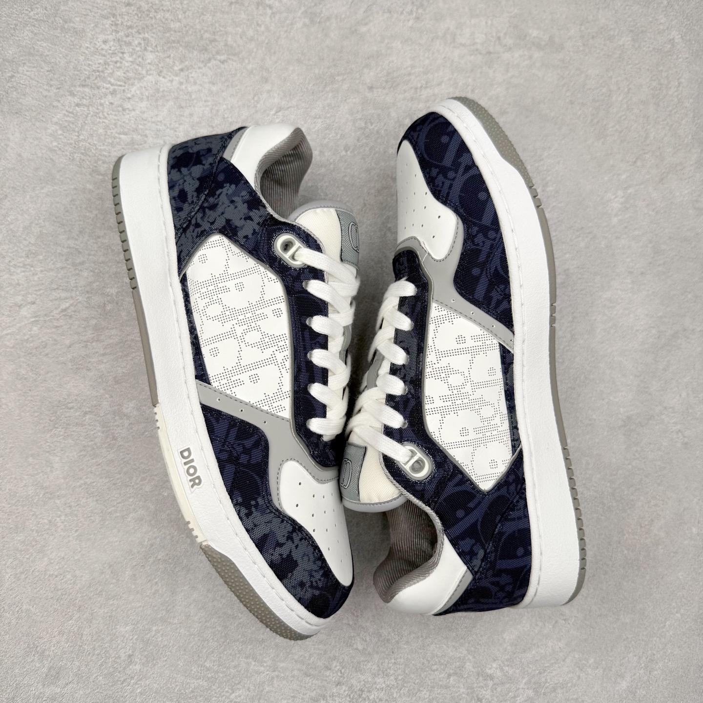 图片[3]-＃纯原福利 DIOR 迪奥 B27 低帮经典奢侈品休闲运动板鞋 东莞大厂生产 品质货真价实 代购级别 市面顶级版本 Oblique印花电秀 长时售卖 退换率超低这款B27运动鞋是DIOR的经典单品 和迪奥光滑牛皮革精心制作，侧面饰以米色和黑色提花Oblique印花镶边（激光冲孔）搭配CD lcon孔眼，双色橡胶鞋底，鞋舌和后跟处均饰以标志性细节，更显精致，时尚百搭，可为各种造型增光添彩 蓝色 奶油白色和迪奥灰光滑牛皮革 米色和黑色提花面料oblique印花 鞋底和鞋眼饰以DIOR标志 系带开合搭配CD·lcon孔眼网眼织物里料 双色橡胶外底 侧面缝线拼接结构 含防尘袋和一对鞋带 全套意大利正品包装 尺码 35 36 37 38 39 40 41 42 43 44 45-选品中心