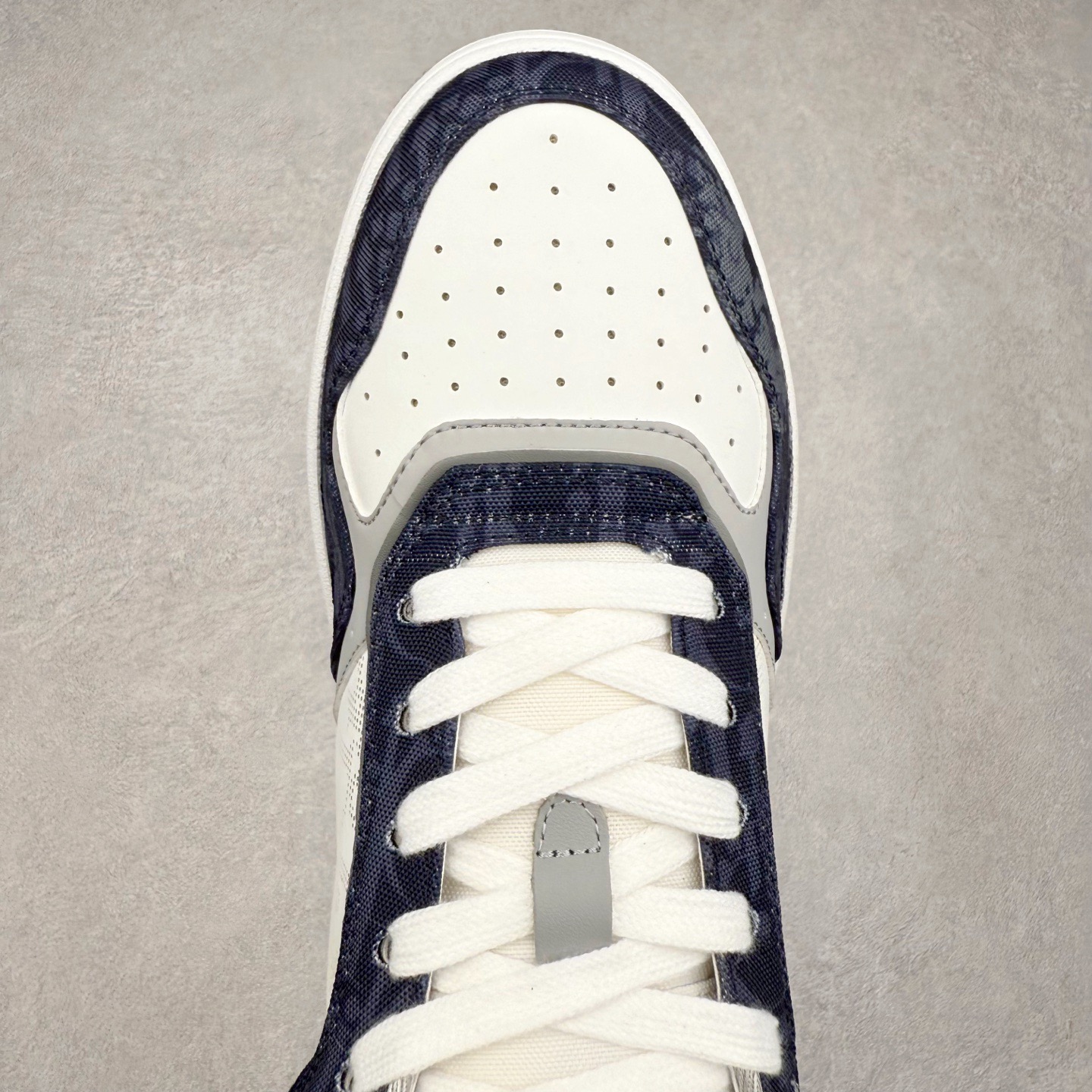 图片[4]-＃纯原福利 DIOR 迪奥 B27 低帮经典奢侈品休闲运动板鞋 东莞大厂生产 品质货真价实 代购级别 市面顶级版本 Oblique印花电秀 长时售卖 退换率超低这款B27运动鞋是DIOR的经典单品 和迪奥光滑牛皮革精心制作，侧面饰以米色和黑色提花Oblique印花镶边（激光冲孔）搭配CD lcon孔眼，双色橡胶鞋底，鞋舌和后跟处均饰以标志性细节，更显精致，时尚百搭，可为各种造型增光添彩 蓝色 奶油白色和迪奥灰光滑牛皮革 米色和黑色提花面料oblique印花 鞋底和鞋眼饰以DIOR标志 系带开合搭配CD·lcon孔眼网眼织物里料 双色橡胶外底 侧面缝线拼接结构 含防尘袋和一对鞋带 全套意大利正品包装 尺码 35 36 37 38 39 40 41 42 43 44 45-选品中心