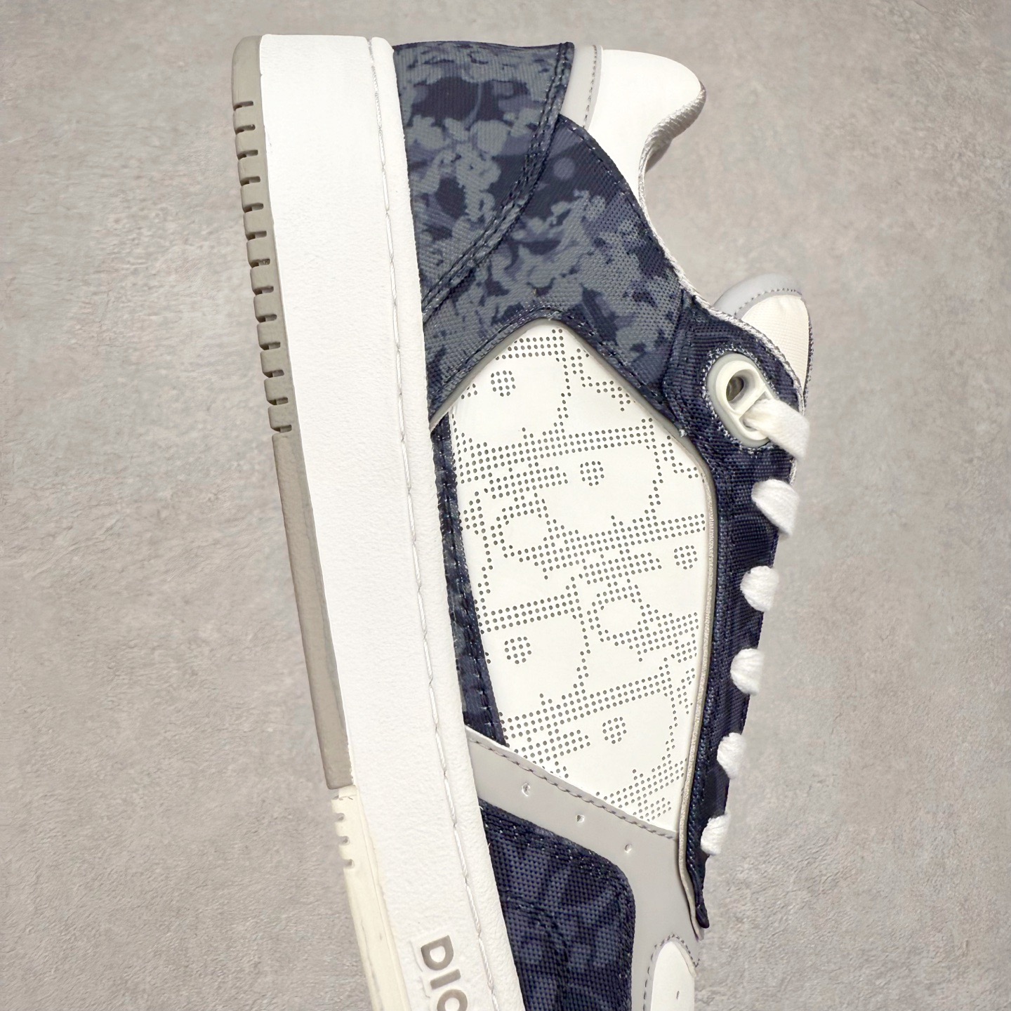 图片[6]-＃纯原福利 DIOR 迪奥 B27 低帮经典奢侈品休闲运动板鞋 东莞大厂生产 品质货真价实 代购级别 市面顶级版本 Oblique印花电秀 长时售卖 退换率超低这款B27运动鞋是DIOR的经典单品 和迪奥光滑牛皮革精心制作，侧面饰以米色和黑色提花Oblique印花镶边（激光冲孔）搭配CD lcon孔眼，双色橡胶鞋底，鞋舌和后跟处均饰以标志性细节，更显精致，时尚百搭，可为各种造型增光添彩 蓝色 奶油白色和迪奥灰光滑牛皮革 米色和黑色提花面料oblique印花 鞋底和鞋眼饰以DIOR标志 系带开合搭配CD·lcon孔眼网眼织物里料 双色橡胶外底 侧面缝线拼接结构 含防尘袋和一对鞋带 全套意大利正品包装 尺码 35 36 37 38 39 40 41 42 43 44 45-选品中心