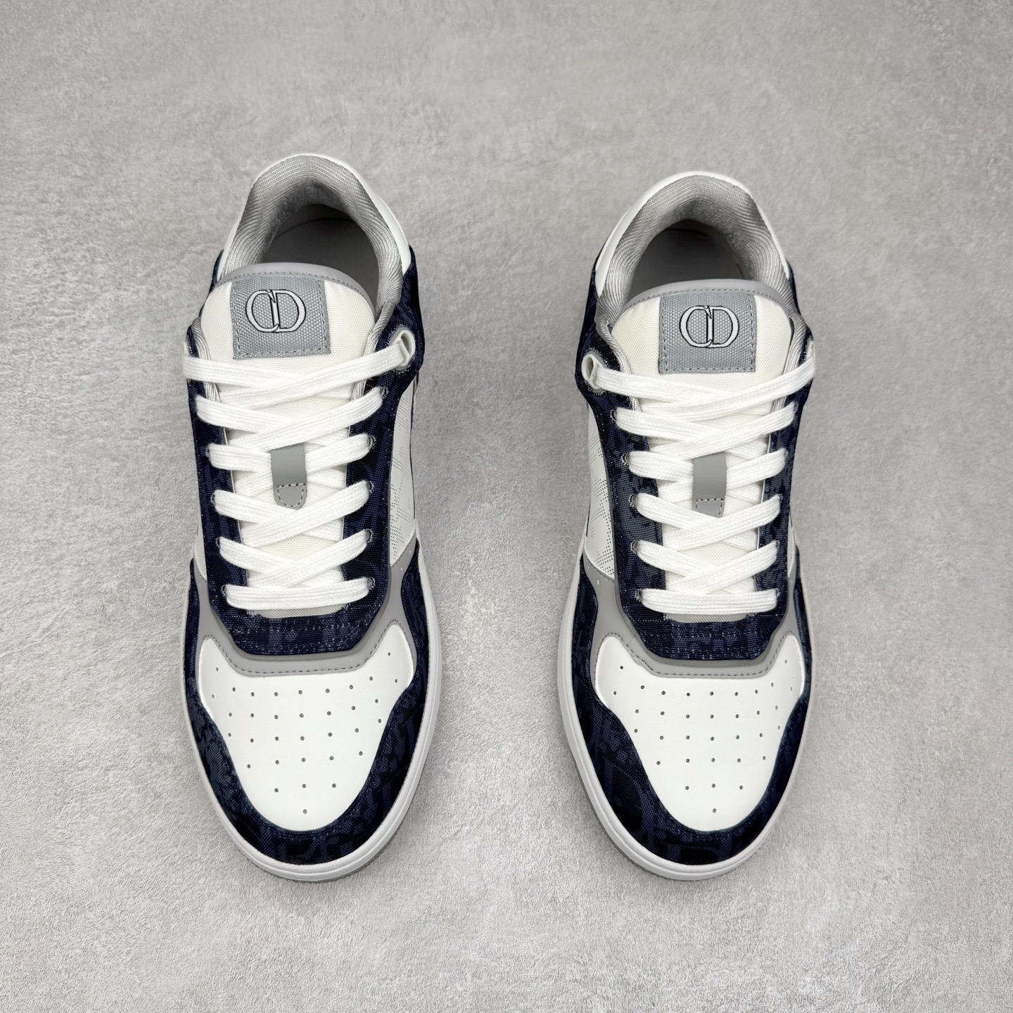 图片[2]-＃纯原福利 DIOR 迪奥 B27 低帮经典奢侈品休闲运动板鞋 东莞大厂生产 品质货真价实 代购级别 市面顶级版本 Oblique印花电秀 长时售卖 退换率超低这款B27运动鞋是DIOR的经典单品 和迪奥光滑牛皮革精心制作，侧面饰以米色和黑色提花Oblique印花镶边（激光冲孔）搭配CD lcon孔眼，双色橡胶鞋底，鞋舌和后跟处均饰以标志性细节，更显精致，时尚百搭，可为各种造型增光添彩 蓝色 奶油白色和迪奥灰光滑牛皮革 米色和黑色提花面料oblique印花 鞋底和鞋眼饰以DIOR标志 系带开合搭配CD·lcon孔眼网眼织物里料 双色橡胶外底 侧面缝线拼接结构 含防尘袋和一对鞋带 全套意大利正品包装 尺码 35 36 37 38 39 40 41 42 43 44 45-选品中心