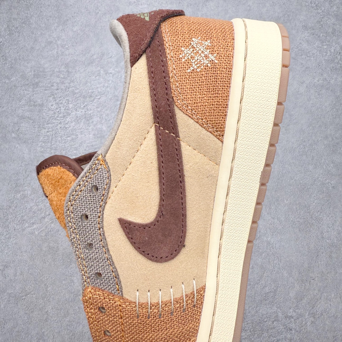 图片[7]-＃DT纯原 Zion Williamson x Air Jordan AJ1 Retro Low OG \\\”yoodoo” 棕色 巫毒娃娃 锡安 DZ7292-200 终端优势供应 市面中低帮最具代表性版本没有之一 口碑大厂出品 品控大底版型不断改良更新 全套原纸板楦头开发 确保原汁原味 完美呈现版型 完美零毛边处理 原厂内置全掌气垫 价格定位良心 平台专用代工流水线出品 一眼公司既视感 拿到手的一瞬间就与众不同 碾压市面所有版本 全部原鞋开发 每一个配色都会采购原鞋确认细节 打破市面看图做货无好货之说 尺码：35.5 36 36.5 37.5 38 38.5 39 40 40.5 41 42 42.5 43 44 44.5 45 46-选品中心