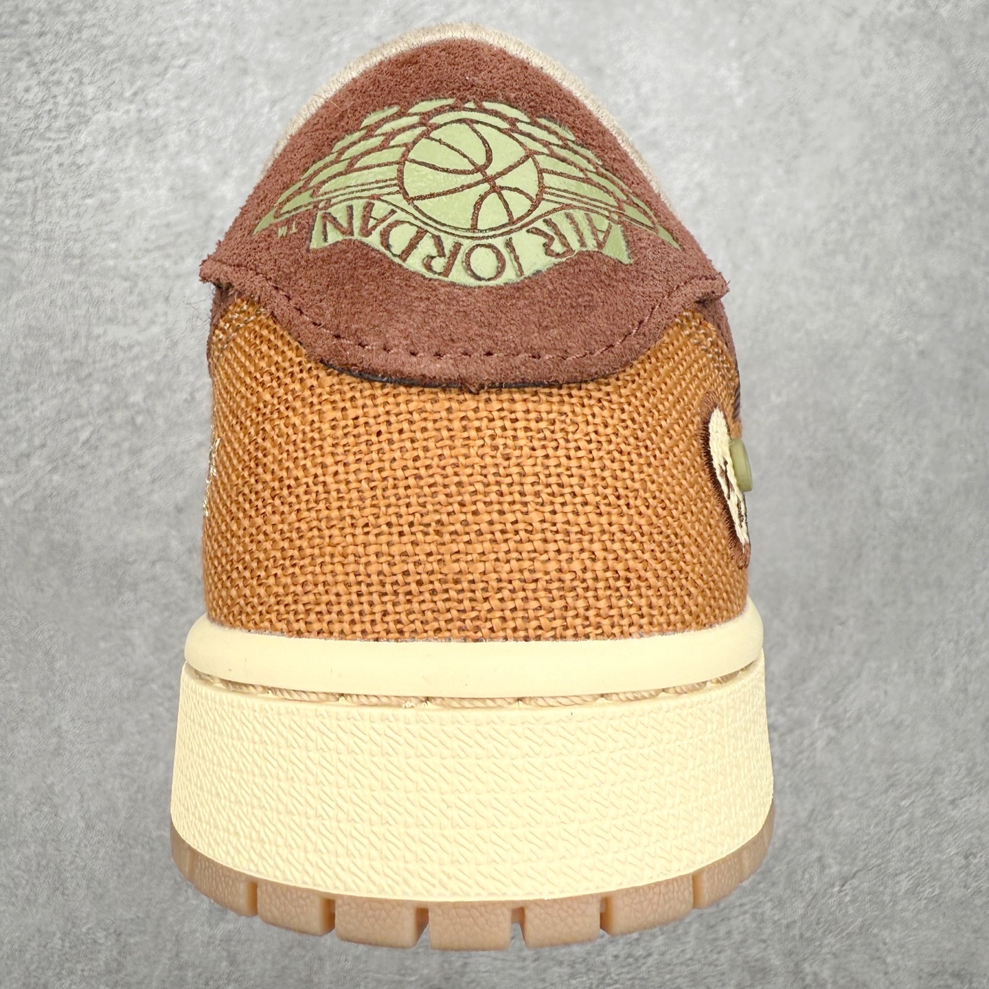 图片[8]-＃DT纯原 Zion Williamson x Air Jordan AJ1 Retro Low OG \\\”yoodoo” 棕色 巫毒娃娃 锡安 DZ7292-200 终端优势供应 市面中低帮最具代表性版本没有之一 口碑大厂出品 品控大底版型不断改良更新 全套原纸板楦头开发 确保原汁原味 完美呈现版型 完美零毛边处理 原厂内置全掌气垫 价格定位良心 平台专用代工流水线出品 一眼公司既视感 拿到手的一瞬间就与众不同 碾压市面所有版本 全部原鞋开发 每一个配色都会采购原鞋确认细节 打破市面看图做货无好货之说 尺码：35.5 36 36.5 37.5 38 38.5 39 40 40.5 41 42 42.5 43 44 44.5 45 46-选品中心