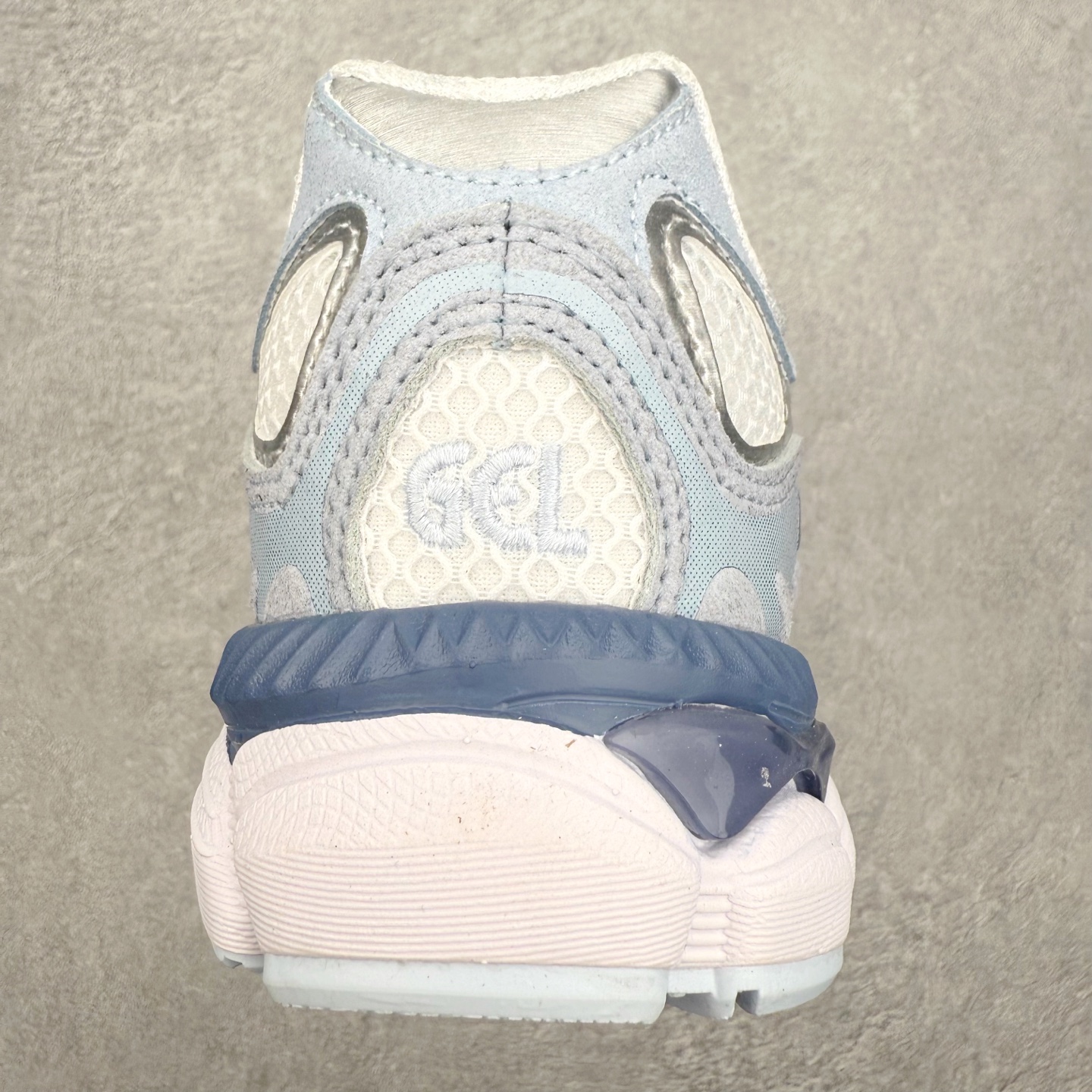 图片[8]-Asics GEL-NYC 亚瑟士防滑耐磨透气低帮运动休闲鞋 GEL-NYC™ 运动鞋的灵感源自传统和现代高性能跑步风格 其鞋面结构参考了 2000 年代初的 GEL-NIMBUS™ 3 鞋 并将其与 MC-PLUS V 设计中的各种装饰融为一体 该工装通过使用 GEL-CUMULUS® 16 鞋的工装系统来对比鞋面的复古风格 通过轻质泡沫和 GEL® 技术嵌入物的结合 这种中底结构有助于创造先进的脚底舒适度 尺码：36 37 37.5 38 39 40.5 41.5 42 42.5 43.5 44 45-选品中心