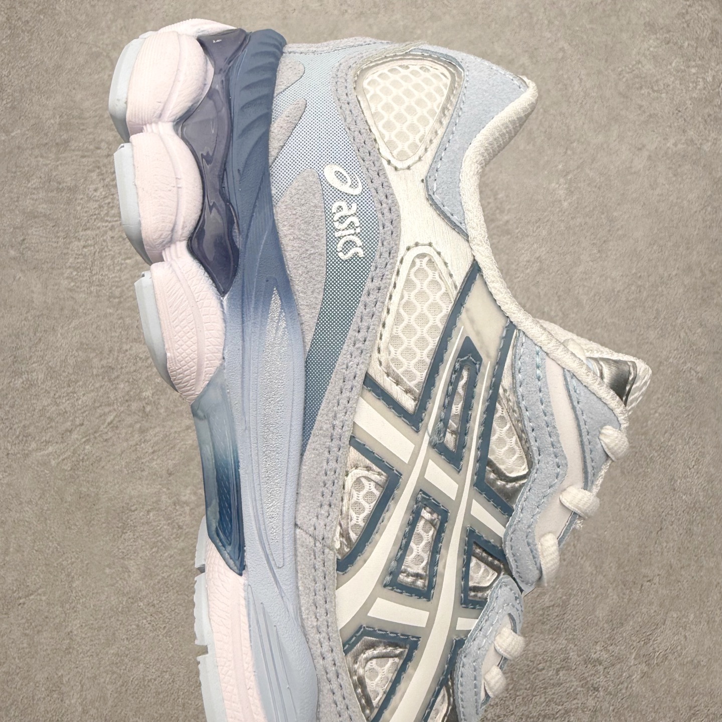 图片[5]-Asics GEL-NYC 亚瑟士防滑耐磨透气低帮运动休闲鞋 GEL-NYC™ 运动鞋的灵感源自传统和现代高性能跑步风格 其鞋面结构参考了 2000 年代初的 GEL-NIMBUS™ 3 鞋 并将其与 MC-PLUS V 设计中的各种装饰融为一体 该工装通过使用 GEL-CUMULUS® 16 鞋的工装系统来对比鞋面的复古风格 通过轻质泡沫和 GEL® 技术嵌入物的结合 这种中底结构有助于创造先进的脚底舒适度 尺码：36 37 37.5 38 39 40.5 41.5 42 42.5 43.5 44 45-选品中心