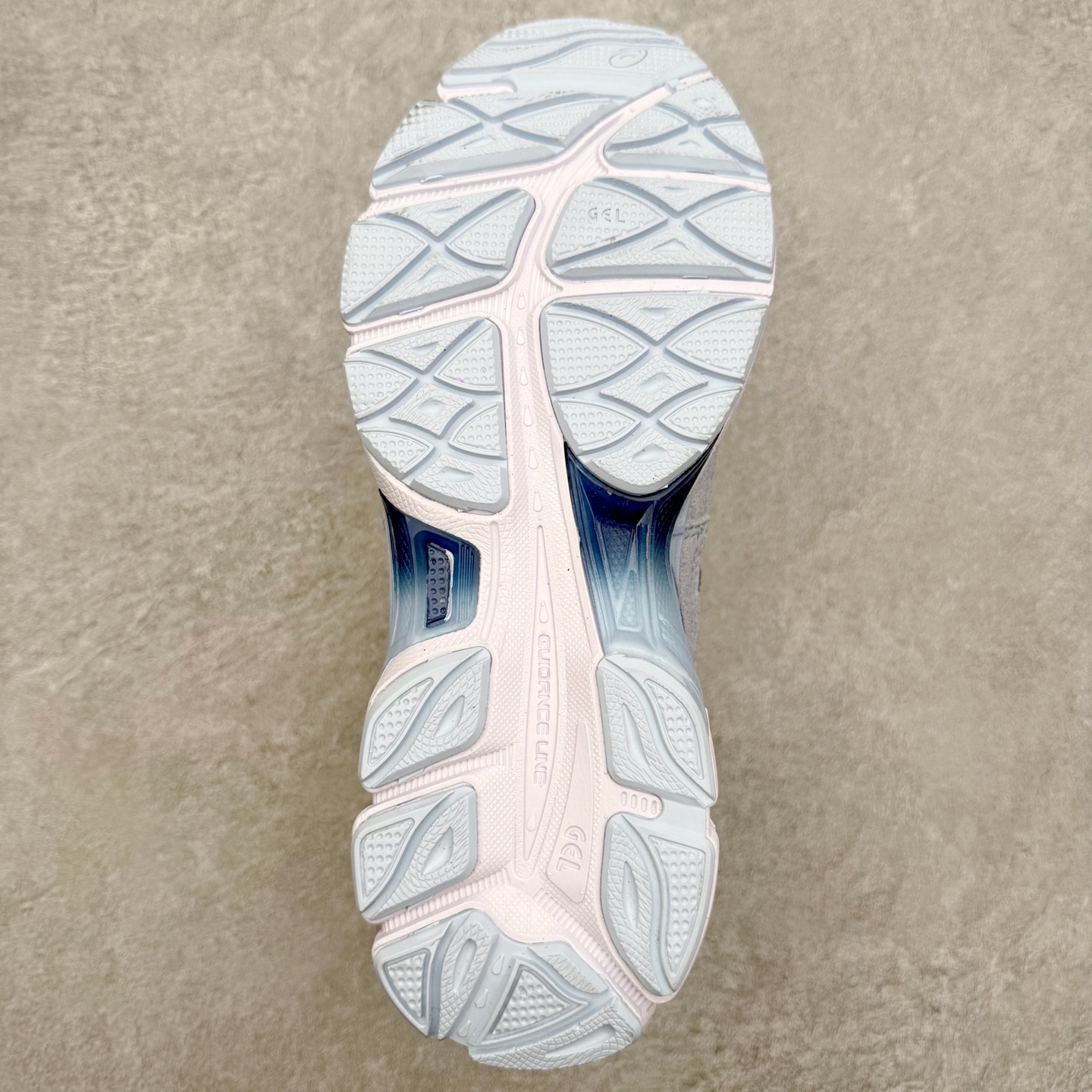 图片[9]-Asics GEL-NYC 亚瑟士防滑耐磨透气低帮运动休闲鞋 GEL-NYC™ 运动鞋的灵感源自传统和现代高性能跑步风格 其鞋面结构参考了 2000 年代初的 GEL-NIMBUS™ 3 鞋 并将其与 MC-PLUS V 设计中的各种装饰融为一体 该工装通过使用 GEL-CUMULUS® 16 鞋的工装系统来对比鞋面的复古风格 通过轻质泡沫和 GEL® 技术嵌入物的结合 这种中底结构有助于创造先进的脚底舒适度 尺码：36 37 37.5 38 39 40.5 41.5 42 42.5 43.5 44 45-选品中心