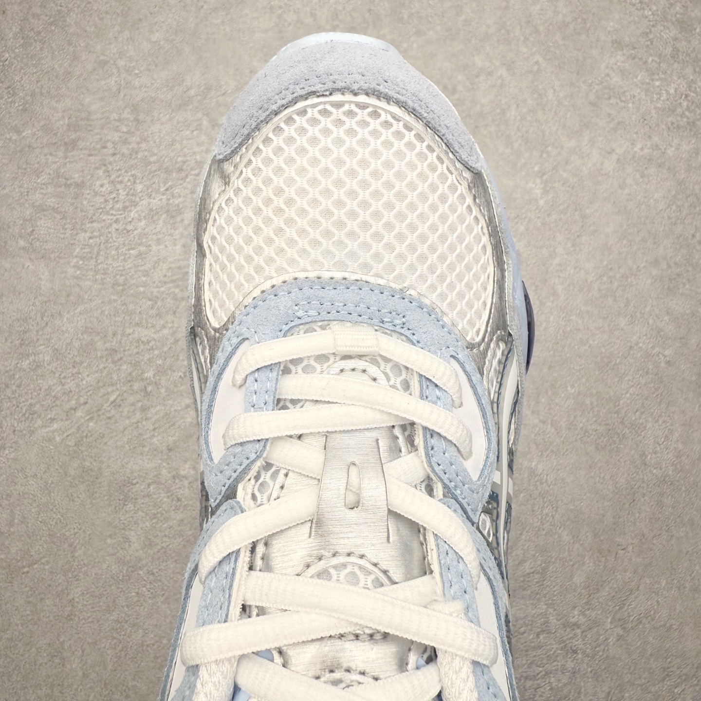 图片[4]-Asics GEL-NYC 亚瑟士防滑耐磨透气低帮运动休闲鞋 GEL-NYC™ 运动鞋的灵感源自传统和现代高性能跑步风格 其鞋面结构参考了 2000 年代初的 GEL-NIMBUS™ 3 鞋 并将其与 MC-PLUS V 设计中的各种装饰融为一体 该工装通过使用 GEL-CUMULUS® 16 鞋的工装系统来对比鞋面的复古风格 通过轻质泡沫和 GEL® 技术嵌入物的结合 这种中底结构有助于创造先进的脚底舒适度 尺码：36 37 37.5 38 39 40.5 41.5 42 42.5 43.5 44 45-选品中心