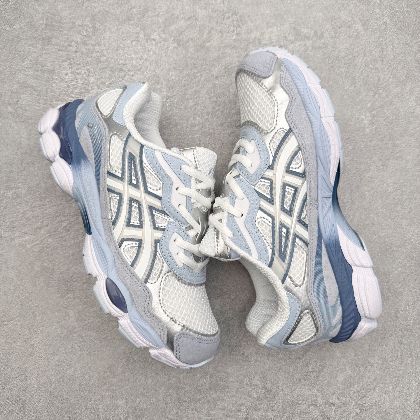 图片[3]-Asics GEL-NYC 亚瑟士防滑耐磨透气低帮运动休闲鞋 GEL-NYC™ 运动鞋的灵感源自传统和现代高性能跑步风格 其鞋面结构参考了 2000 年代初的 GEL-NIMBUS™ 3 鞋 并将其与 MC-PLUS V 设计中的各种装饰融为一体 该工装通过使用 GEL-CUMULUS® 16 鞋的工装系统来对比鞋面的复古风格 通过轻质泡沫和 GEL® 技术嵌入物的结合 这种中底结构有助于创造先进的脚底舒适度 尺码：36 37 37.5 38 39 40.5 41.5 42 42.5 43.5 44 45-选品中心