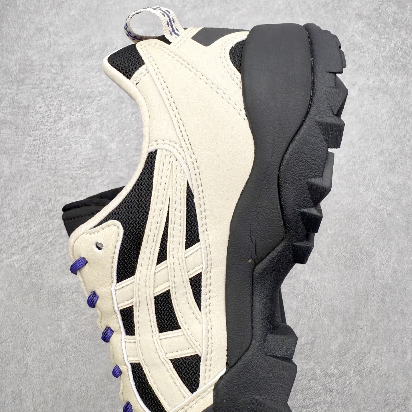 图片[7]-Asics Gel-PICKAX 亚瑟士运动休闲透气专业跑鞋 鞋面采用反绒皮与网布拼接 透气舒适兼具休闲时尚 结合简明的配色 展现品牌的传承 及引领复古流行的主题 虎爪造型的LOGO 鞋身稳定包裹系统 支撑鞋身 经典宽大鞋型配备防偏移设计 提升包裹性 穿着舒适 鞋面透气孔设计 提供透气性 尺码：36 37 37.5 38 39 39.5 40 40.5 41.5 42 42.5 43.5 44 45-选品中心