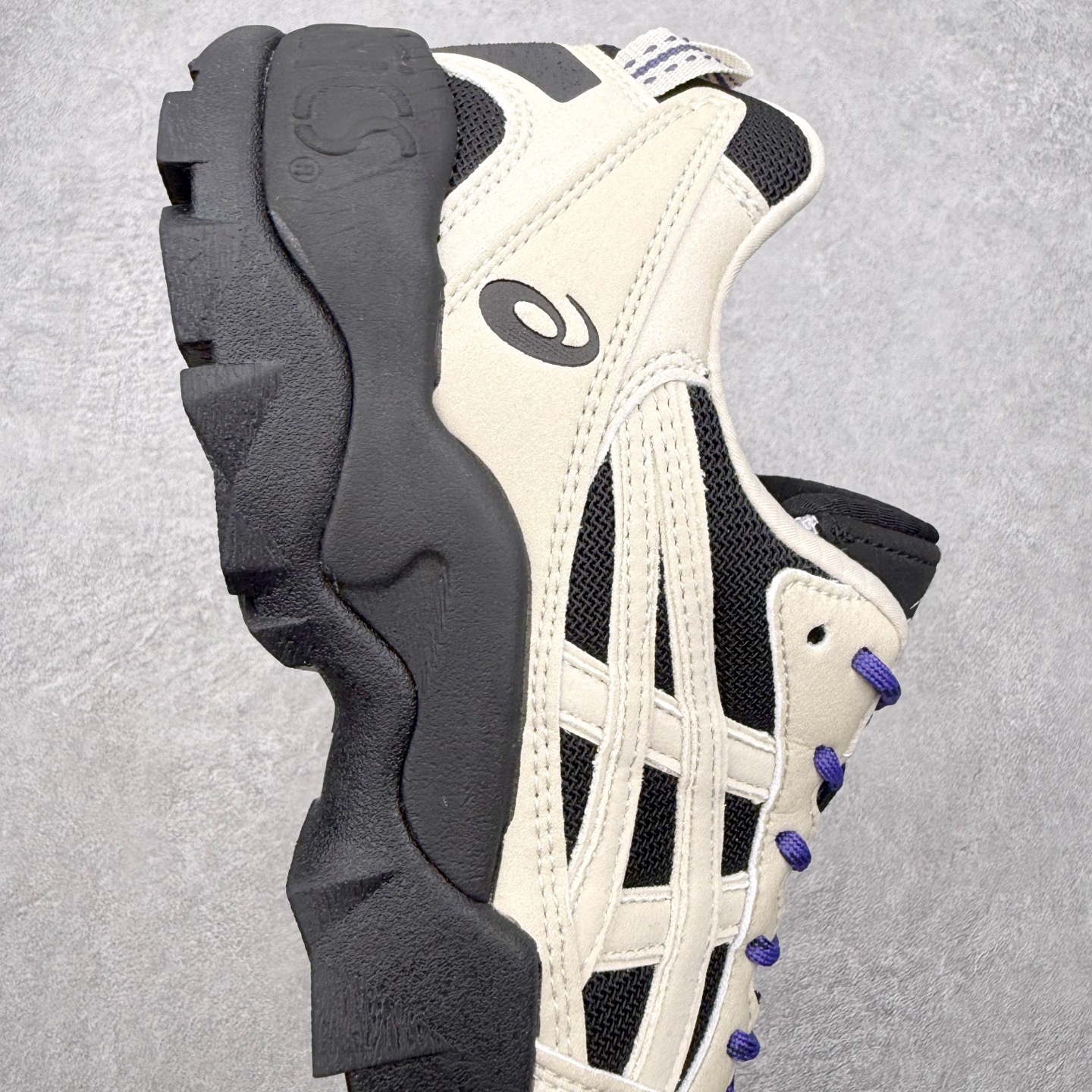 图片[6]-Asics Gel-PICKAX 亚瑟士运动休闲透气专业跑鞋 鞋面采用反绒皮与网布拼接 透气舒适兼具休闲时尚 结合简明的配色 展现品牌的传承 及引领复古流行的主题 虎爪造型的LOGO 鞋身稳定包裹系统 支撑鞋身 经典宽大鞋型配备防偏移设计 提升包裹性 穿着舒适 鞋面透气孔设计 提供透气性 尺码：36 37 37.5 38 39 39.5 40 40.5 41.5 42 42.5 43.5 44 45-选品中心