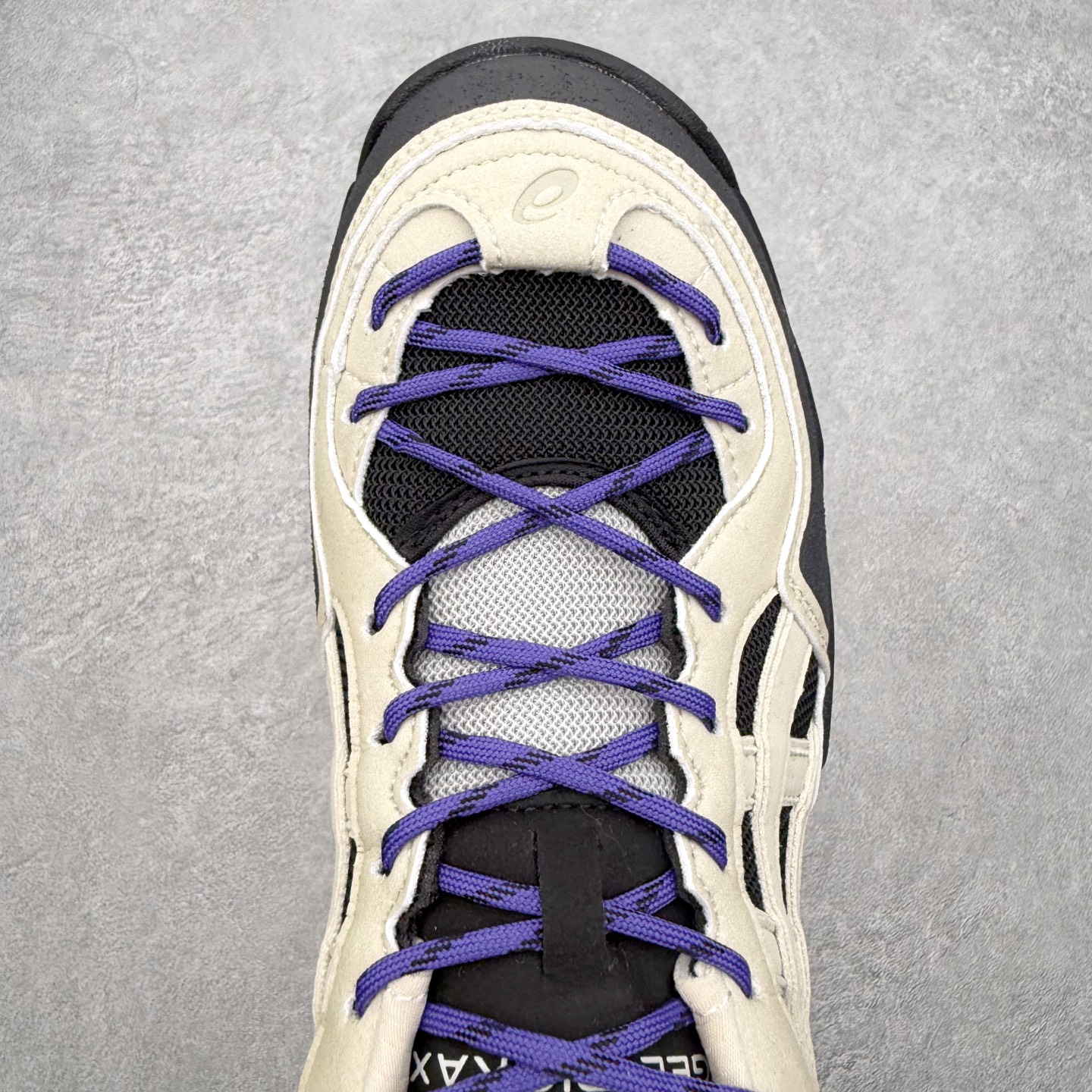 图片[4]-Asics Gel-PICKAX 亚瑟士运动休闲透气专业跑鞋 鞋面采用反绒皮与网布拼接 透气舒适兼具休闲时尚 结合简明的配色 展现品牌的传承 及引领复古流行的主题 虎爪造型的LOGO 鞋身稳定包裹系统 支撑鞋身 经典宽大鞋型配备防偏移设计 提升包裹性 穿着舒适 鞋面透气孔设计 提供透气性 尺码：36 37 37.5 38 39 39.5 40 40.5 41.5 42 42.5 43.5 44 45-选品中心