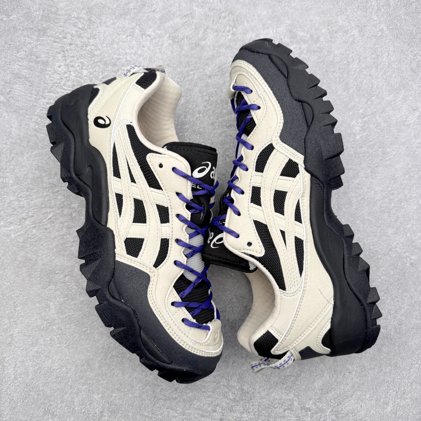图片[3]-Asics Gel-PICKAX 亚瑟士运动休闲透气专业跑鞋 鞋面采用反绒皮与网布拼接 透气舒适兼具休闲时尚 结合简明的配色 展现品牌的传承 及引领复古流行的主题 虎爪造型的LOGO 鞋身稳定包裹系统 支撑鞋身 经典宽大鞋型配备防偏移设计 提升包裹性 穿着舒适 鞋面透气孔设计 提供透气性 尺码：36 37 37.5 38 39 39.5 40 40.5 41.5 42 42.5 43.5 44 45-选品中心
