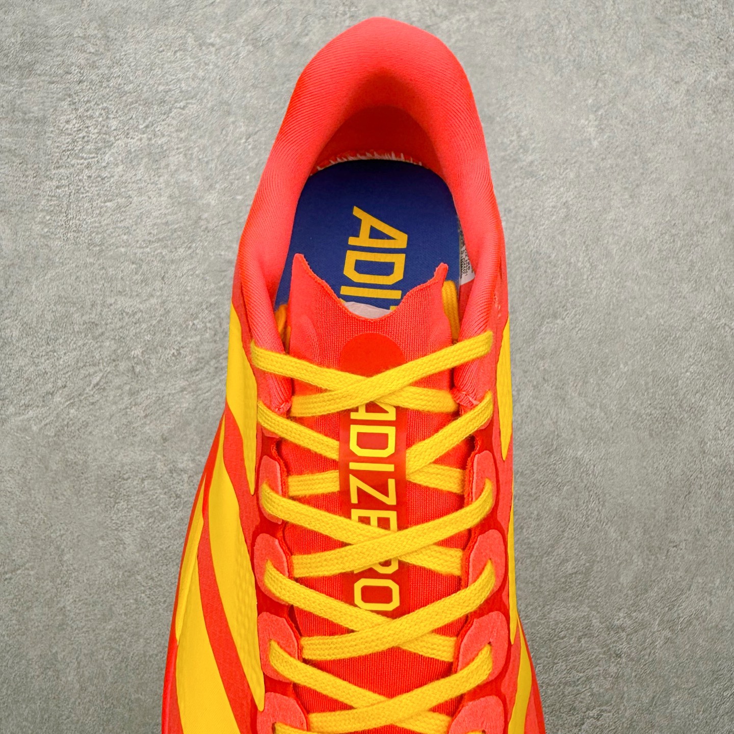 💰180 AD Adizero EVO SL 2 马拉松竞速专业跑鞋 CELERMESH针织网面非常轻薄 纤维间的缝隙很大 可以保证跑步时的透气、排汗效果 鞋舌直接与两侧的内衬和鞋底连接在一起 在跑步过程中不会被鞋舌的左右移动所困扰 在标准鞋带孔的基础上再拓宽一组鞋带孔 适合不同脚型的需求 突破性 EnergyRods 技术,有助于跑者实现更好的成绩 中底独特的LIGHTSTRIKE PRO泡棉材质 微弹感觉在跑步过程中给予了良好的支撑体验 对于顶级精英和高水平进阶跑者来说 ADIOS PRO是一双值得信赖的竞速比赛用鞋 SIZE:36 36.5 37.5 38 38.5 39 40 40.5 41 42 42.5 43 44 44.5 45
编码:Cby2936010