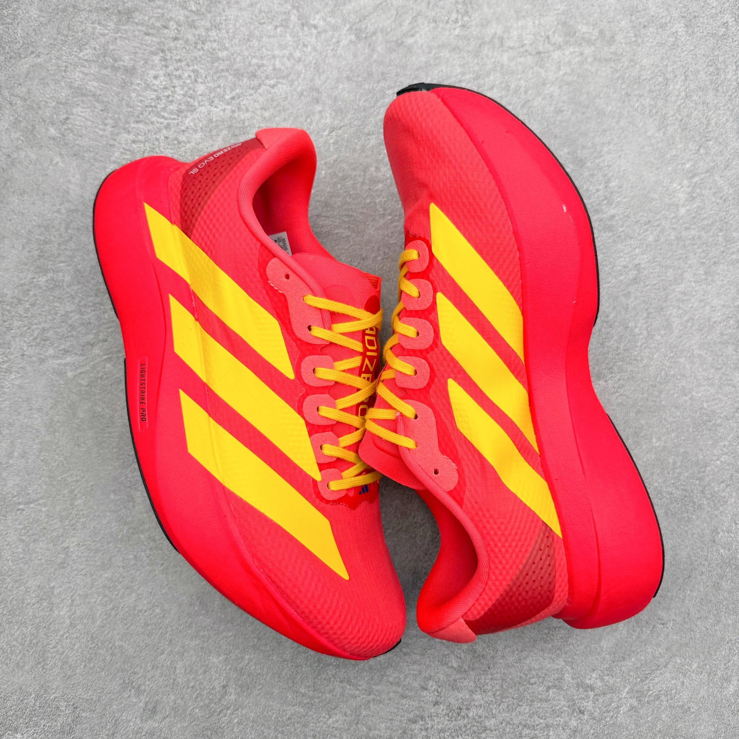 图片[3]-AD Adizero EVO SL 2 马拉松竞速专业跑鞋 CELERMESH针织网面非常轻薄 纤维间的缝隙很大 可以保证跑步时的透气、排汗效果 鞋舌直接与两侧的内衬和鞋底连接在一起 在跑步过程中不会被鞋舌的左右移动所困扰 在标准鞋带孔的基础上再拓宽一组鞋带孔 适合不同脚型的需求 突破性 EnergyRods 技术，有助于跑者实现更好的成绩 中底独特的LIGHTSTRIKE PRO泡棉材质 微弹感觉在跑步过程中给予了良好的支撑体验 对于顶级精英和高水平进阶跑者来说 ADIOS PRO是一双值得信赖的竞速比赛用鞋 尺码：36 36.5 37.5 38 38.5 39 40 40.5 41 42 42.5 43 44 44.5 45-选品中心