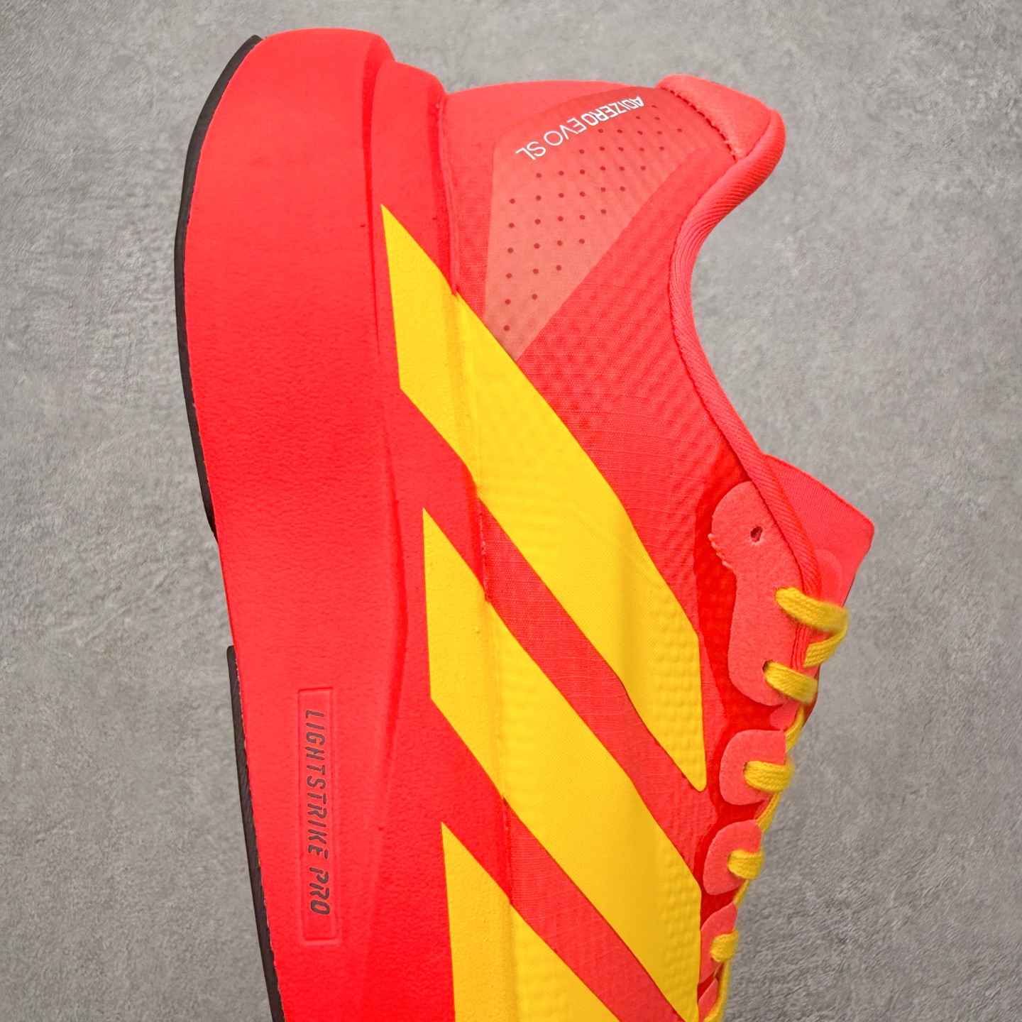 💰180 AD Adizero EVO SL 2 马拉松竞速专业跑鞋 CELERMESH针织网面非常轻薄 纤维间的缝隙很大 可以保证跑步时的透气、排汗效果 鞋舌直接与两侧的内衬和鞋底连接在一起 在跑步过程中不会被鞋舌的左右移动所困扰 在标准鞋带孔的基础上再拓宽一组鞋带孔 适合不同脚型的需求 突破性 EnergyRods 技术,有助于跑者实现更好的成绩 中底独特的LIGHTSTRIKE PRO泡棉材质 微弹感觉在跑步过程中给予了良好的支撑体验 对于顶级精英和高水平进阶跑者来说 ADIOS PRO是一双值得信赖的竞速比赛用鞋 SIZE:36 36.5 37.5 38 38.5 39 40 40.5 41 42 42.5 43 44 44.5 45
编码:Cby2936010