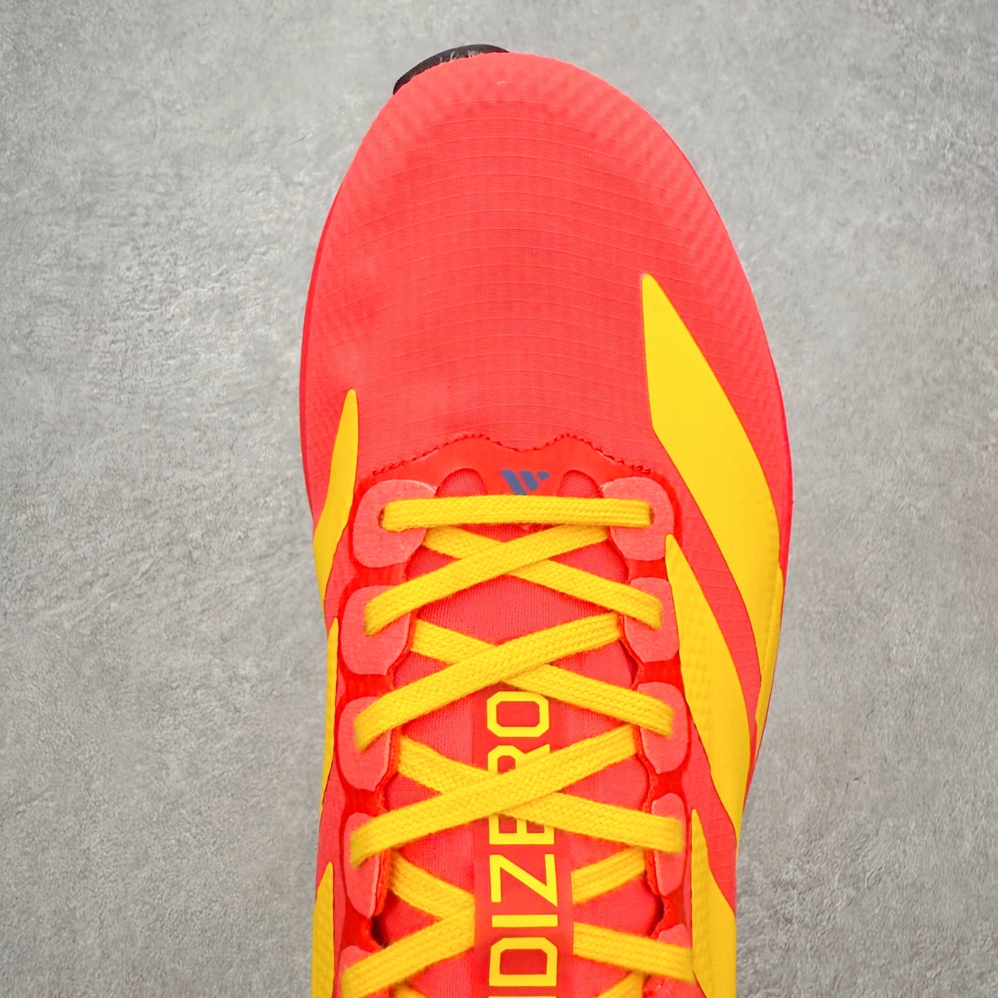 💰180 AD Adizero EVO SL 2 马拉松竞速专业跑鞋 CELERMESH针织网面非常轻薄 纤维间的缝隙很大 可以保证跑步时的透气、排汗效果 鞋舌直接与两侧的内衬和鞋底连接在一起 在跑步过程中不会被鞋舌的左右移动所困扰 在标准鞋带孔的基础上再拓宽一组鞋带孔 适合不同脚型的需求 突破性 EnergyRods 技术,有助于跑者实现更好的成绩 中底独特的LIGHTSTRIKE PRO泡棉材质 微弹感觉在跑步过程中给予了良好的支撑体验 对于顶级精英和高水平进阶跑者来说 ADIOS PRO是一双值得信赖的竞速比赛用鞋 SIZE:36 36.5 37.5 38 38.5 39 40 40.5 41 42 42.5 43 44 44.5 45
编码:Cby2936010