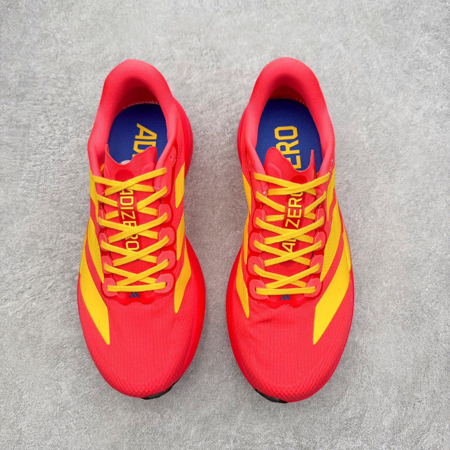 💰180 AD Adizero EVO SL 2 马拉松竞速专业跑鞋 CELERMESH针织网面非常轻薄 纤维间的缝隙很大 可以保证跑步时的透气、排汗效果 鞋舌直接与两侧的内衬和鞋底连接在一起 在跑步过程中不会被鞋舌的左右移动所困扰 在标准鞋带孔的基础上再拓宽一组鞋带孔 适合不同脚型的需求 突破性 EnergyRods 技术,有助于跑者实现更好的成绩 中底独特的LIGHTSTRIKE PRO泡棉材质 微弹感觉在跑步过程中给予了良好的支撑体验 对于顶级精英和高水平进阶跑者来说 ADIOS PRO是一双值得信赖的竞速比赛用鞋 SIZE:36 36.5 37.5 38 38.5 39 40 40.5 41 42 42.5 43 44 44.5 45
编码:Cby2936010