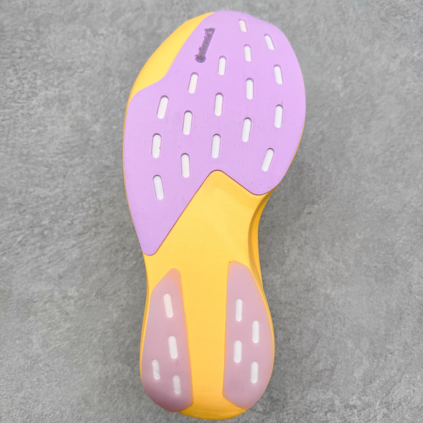 图片[9]-AD Adizero EVO SL 2 马拉松竞速专业跑鞋 CELERMESH针织网面非常轻薄 纤维间的缝隙很大 可以保证跑步时的透气、排汗效果 鞋舌直接与两侧的内衬和鞋底连接在一起 在跑步过程中不会被鞋舌的左右移动所困扰 在标准鞋带孔的基础上再拓宽一组鞋带孔 适合不同脚型的需求 突破性 EnergyRods 技术，有助于跑者实现更好的成绩 中底独特的LIGHTSTRIKE PRO泡棉材质 微弹感觉在跑步过程中给予了良好的支撑体验 对于顶级精英和高水平进阶跑者来说 ADIOS PRO是一双值得信赖的竞速比赛用鞋 尺码：36 36.5 37.5 38 38.5 39 40 40.5 41 42 42.5 43 44 44.5 45-选品中心