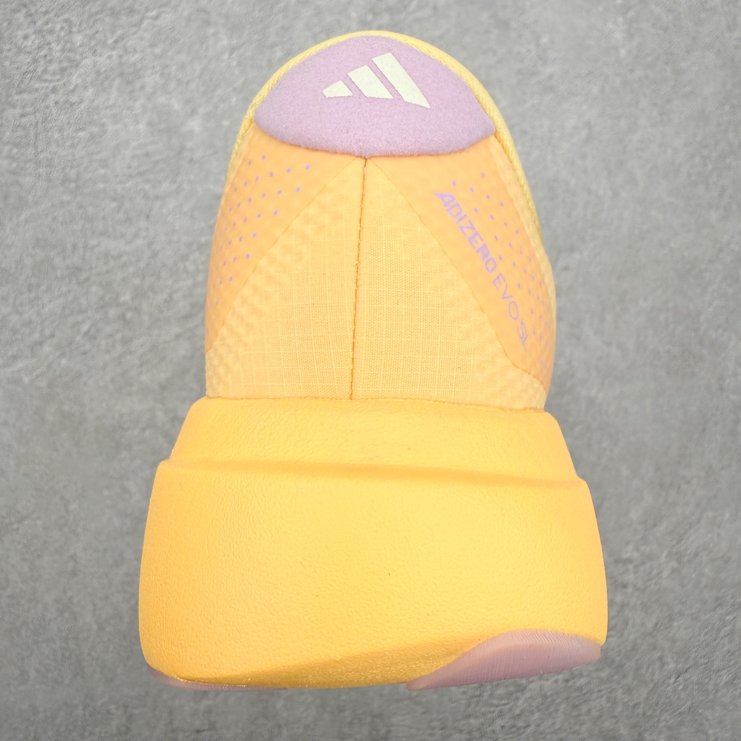 图片[8]-AD Adizero EVO SL 2 马拉松竞速专业跑鞋 CELERMESH针织网面非常轻薄 纤维间的缝隙很大 可以保证跑步时的透气、排汗效果 鞋舌直接与两侧的内衬和鞋底连接在一起 在跑步过程中不会被鞋舌的左右移动所困扰 在标准鞋带孔的基础上再拓宽一组鞋带孔 适合不同脚型的需求 突破性 EnergyRods 技术，有助于跑者实现更好的成绩 中底独特的LIGHTSTRIKE PRO泡棉材质 微弹感觉在跑步过程中给予了良好的支撑体验 对于顶级精英和高水平进阶跑者来说 ADIOS PRO是一双值得信赖的竞速比赛用鞋 尺码：36 36.5 37.5 38 38.5 39 40 40.5 41 42 42.5 43 44 44.5 45-选品中心