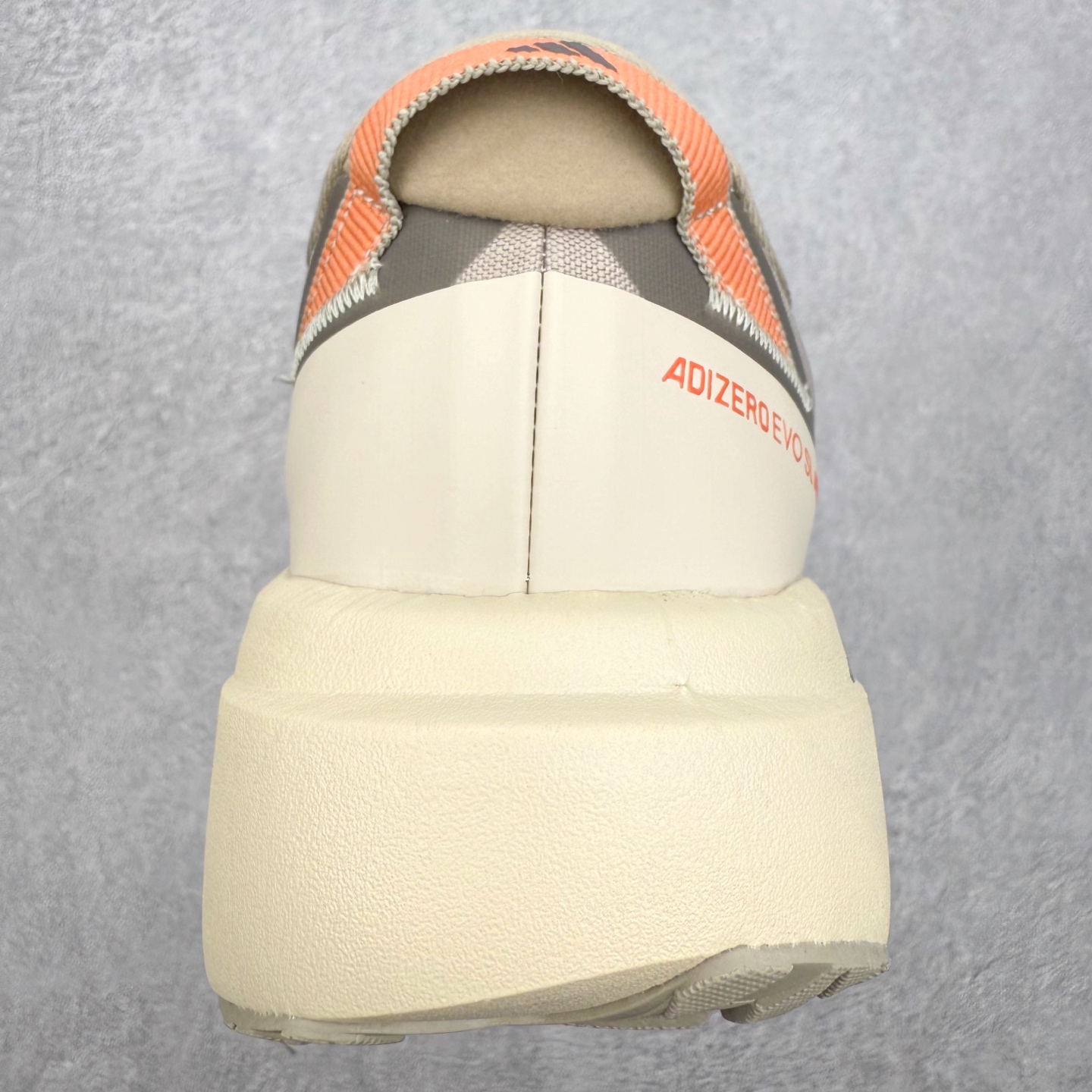 图片[8]-AD Adizero EVO SL ATR M 马拉松竞速专业跑鞋 CELERMESH针织网面非常轻薄 纤维间的缝隙很大 可以保证跑步时的透气、排汗效果 鞋舌直接与两侧的内衬和鞋底连接在一起 在跑步过程中不会被鞋舌的左右移动所困扰 在标准鞋带孔的基础上再拓宽一组鞋带孔 适合不同脚型的需求 突破性 EnergyRods 技术，有助于跑者实现更好的成绩 中底独特的LIGHTSTRIKE PRO泡棉材质 微弹感觉在跑步过程中给予了良好的支撑体验 对于顶级精英和高水平进阶跑者来说 ADIOS PRO是一双值得信赖的竞速比赛用鞋 尺码：36 36.5 37.5 38 38.5 39 40 40.5 41 42 42.5 43 44 44.5 45-选品中心