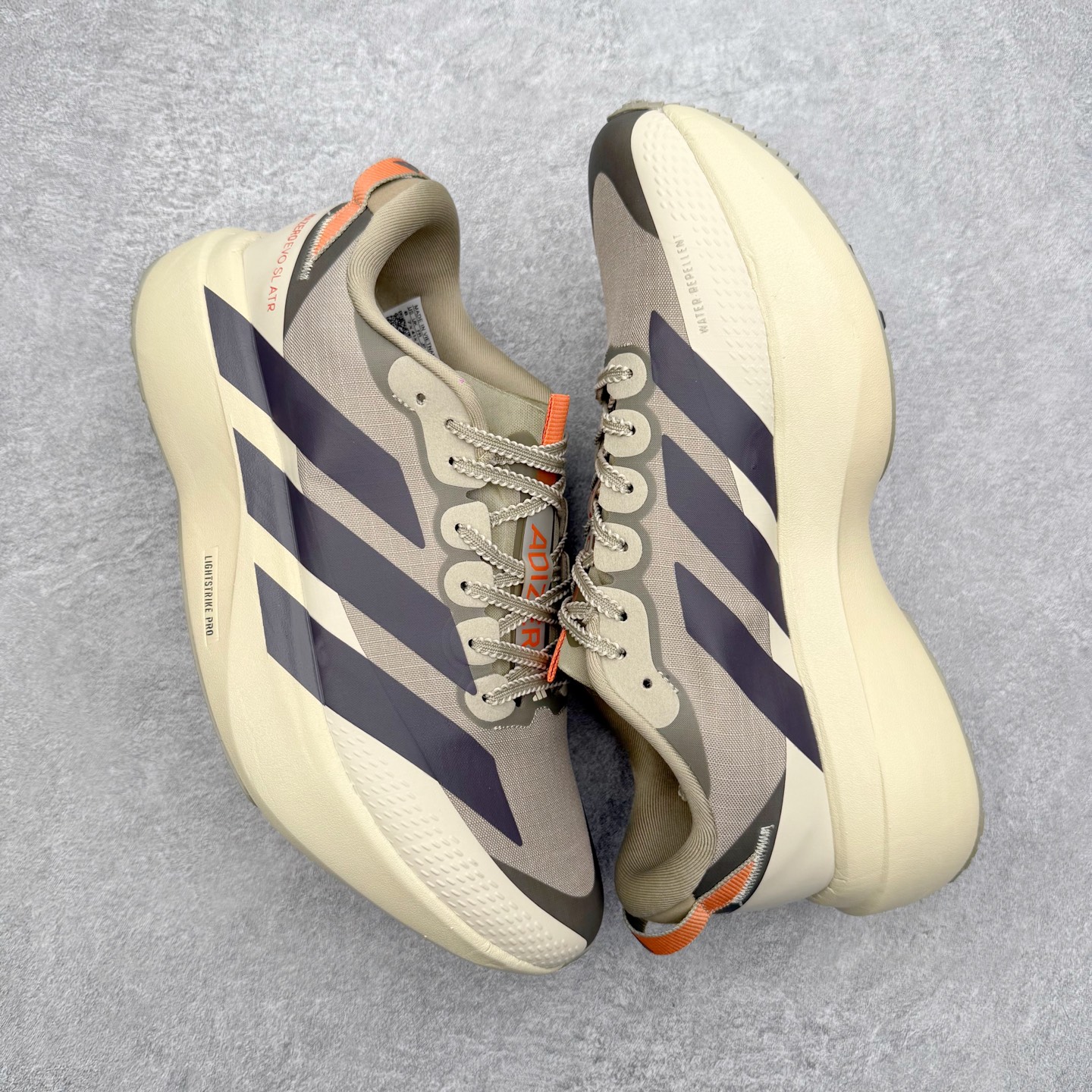 图片[3]-AD Adizero EVO SL ATR M 马拉松竞速专业跑鞋 CELERMESH针织网面非常轻薄 纤维间的缝隙很大 可以保证跑步时的透气、排汗效果 鞋舌直接与两侧的内衬和鞋底连接在一起 在跑步过程中不会被鞋舌的左右移动所困扰 在标准鞋带孔的基础上再拓宽一组鞋带孔 适合不同脚型的需求 突破性 EnergyRods 技术，有助于跑者实现更好的成绩 中底独特的LIGHTSTRIKE PRO泡棉材质 微弹感觉在跑步过程中给予了良好的支撑体验 对于顶级精英和高水平进阶跑者来说 ADIOS PRO是一双值得信赖的竞速比赛用鞋 尺码：36 36.5 37.5 38 38.5 39 40 40.5 41 42 42.5 43 44 44.5 45-选品中心