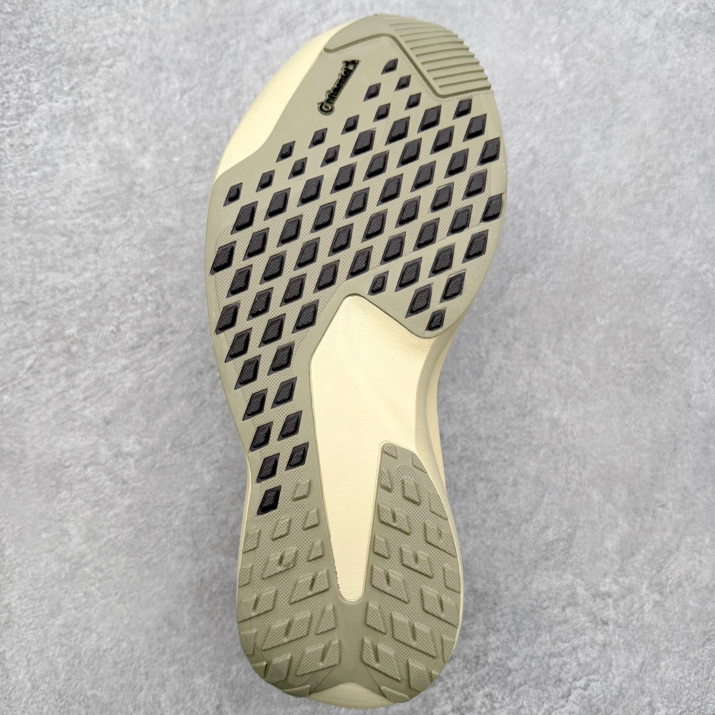 图片[9]-AD Adizero EVO SL ATR M 马拉松竞速专业跑鞋 CELERMESH针织网面非常轻薄 纤维间的缝隙很大 可以保证跑步时的透气、排汗效果 鞋舌直接与两侧的内衬和鞋底连接在一起 在跑步过程中不会被鞋舌的左右移动所困扰 在标准鞋带孔的基础上再拓宽一组鞋带孔 适合不同脚型的需求 突破性 EnergyRods 技术，有助于跑者实现更好的成绩 中底独特的LIGHTSTRIKE PRO泡棉材质 微弹感觉在跑步过程中给予了良好的支撑体验 对于顶级精英和高水平进阶跑者来说 ADIOS PRO是一双值得信赖的竞速比赛用鞋 尺码：36 36.5 37.5 38 38.5 39 40 40.5 41 42 42.5 43 44 44.5 45-选品中心