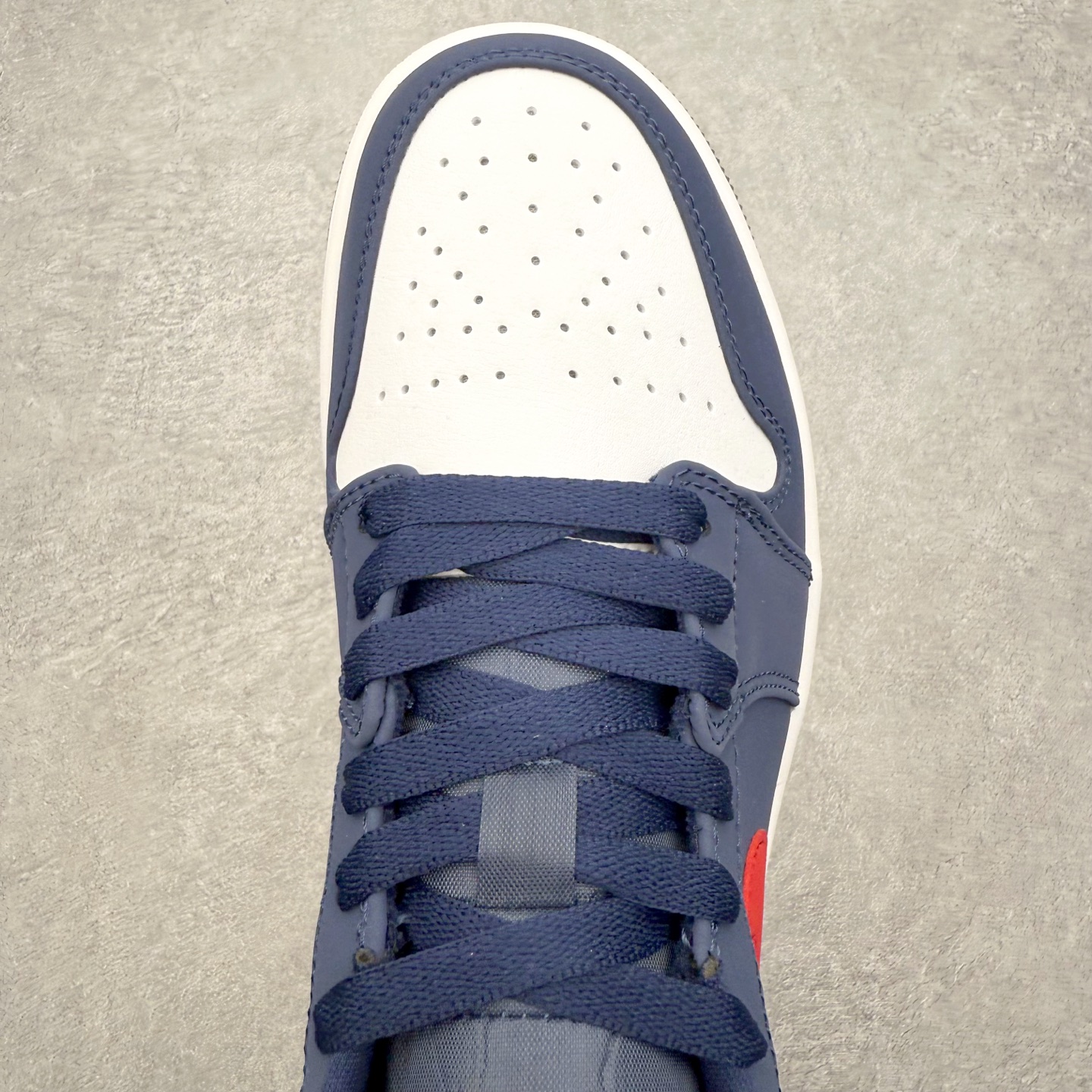 图片[4]-＃DT纯原 Air Jordan AJ1 Low 低帮 CV9844-400 终端优势供应 市面中低帮最具代表性版本没有之一 口碑大厂出品 品控大底版型不断改良更新 全套原纸板楦头开发 确保原汁原味 完美呈现版型 完美零毛边处理 原厂内置全掌气垫 价格定位良心 平台专用代工流水线出品 一眼公司既视感 拿到手的一瞬间就与众不同 碾压市面所有版本 全部原鞋开发 每一个配色都会采购原鞋确认细节 打破市面看图做货无好货之说 尺码：35.5 36 36.5 37.5 38 38.5 39 40 40.5 41 42 42.5 43 44 44.5 45 46-选品中心