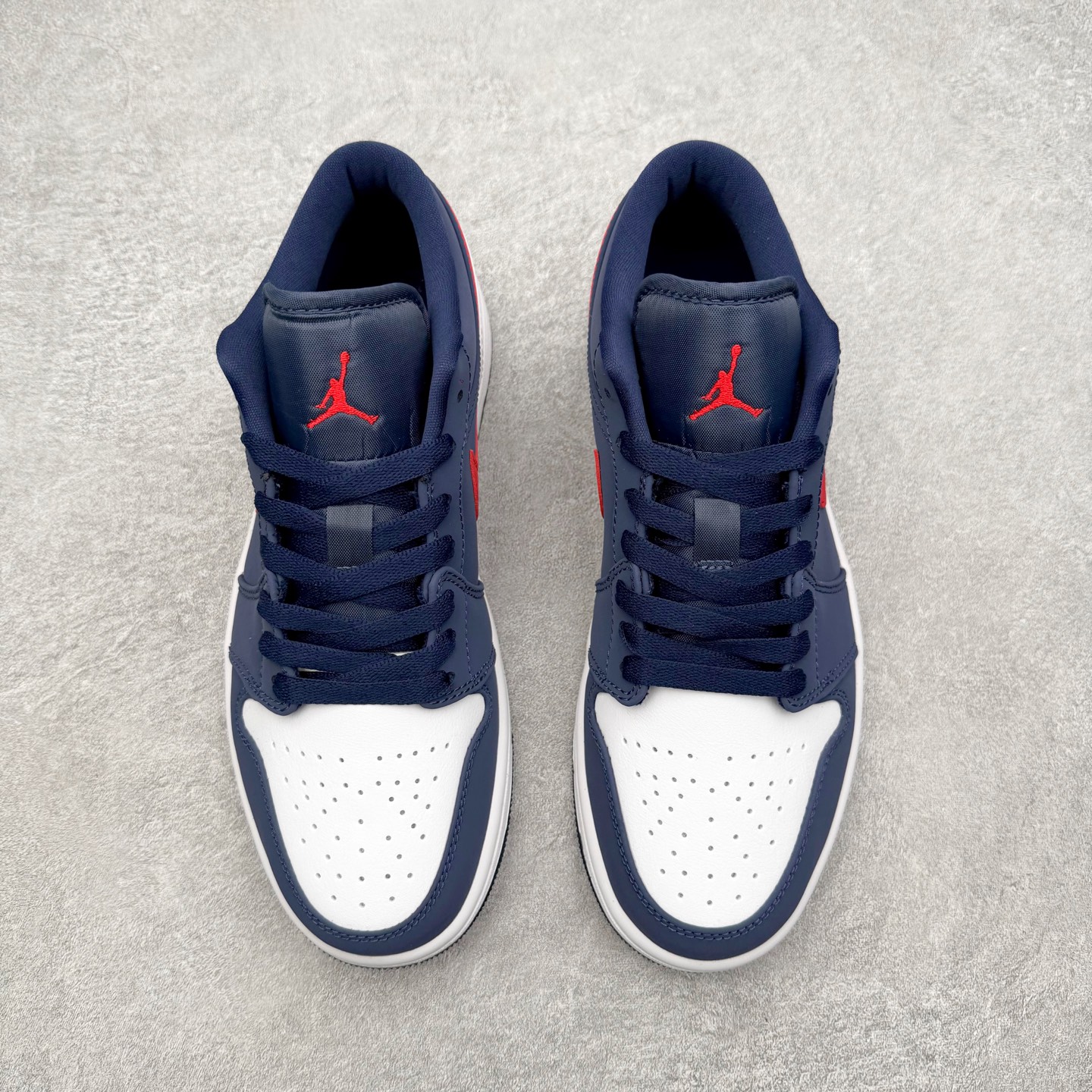 图片[2]-＃DT纯原 Air Jordan AJ1 Low 低帮 CV9844-400 终端优势供应 市面中低帮最具代表性版本没有之一 口碑大厂出品 品控大底版型不断改良更新 全套原纸板楦头开发 确保原汁原味 完美呈现版型 完美零毛边处理 原厂内置全掌气垫 价格定位良心 平台专用代工流水线出品 一眼公司既视感 拿到手的一瞬间就与众不同 碾压市面所有版本 全部原鞋开发 每一个配色都会采购原鞋确认细节 打破市面看图做货无好货之说 尺码：35.5 36 36.5 37.5 38 38.5 39 40 40.5 41 42 42.5 43 44 44.5 45 46-选品中心