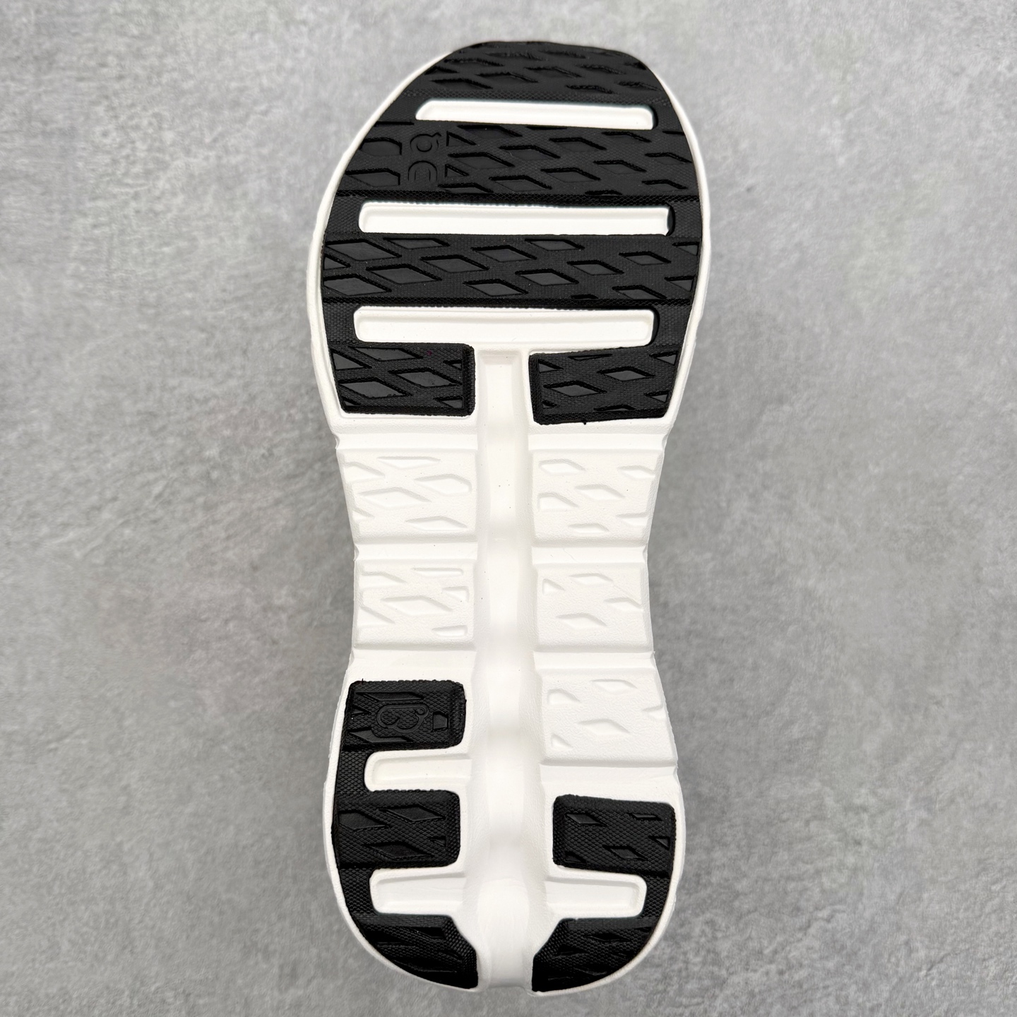 图片[9]-＃福利特价 LOEWE x On Cloudtilt 2.0 昂跑罗意威联名 圆头系带生活休闲鞋 此运动品牌 开创于2010年 缓震着陆、强效回弹、轻柔质感的设计构思始终是ON研制关键 与此同时基于“为全球提供革新性的跑步感受”信念 陆续推出了多款跑鞋及其以专业运动人体跑步工程学为设计关键的功能性跑步服饰设备 让跑者不费力气地畅快畅跑 尺码：36 36.5 37.5 38 38.5 39 40 40.5 41 42 42.5 43 44 44.5 45-选品中心