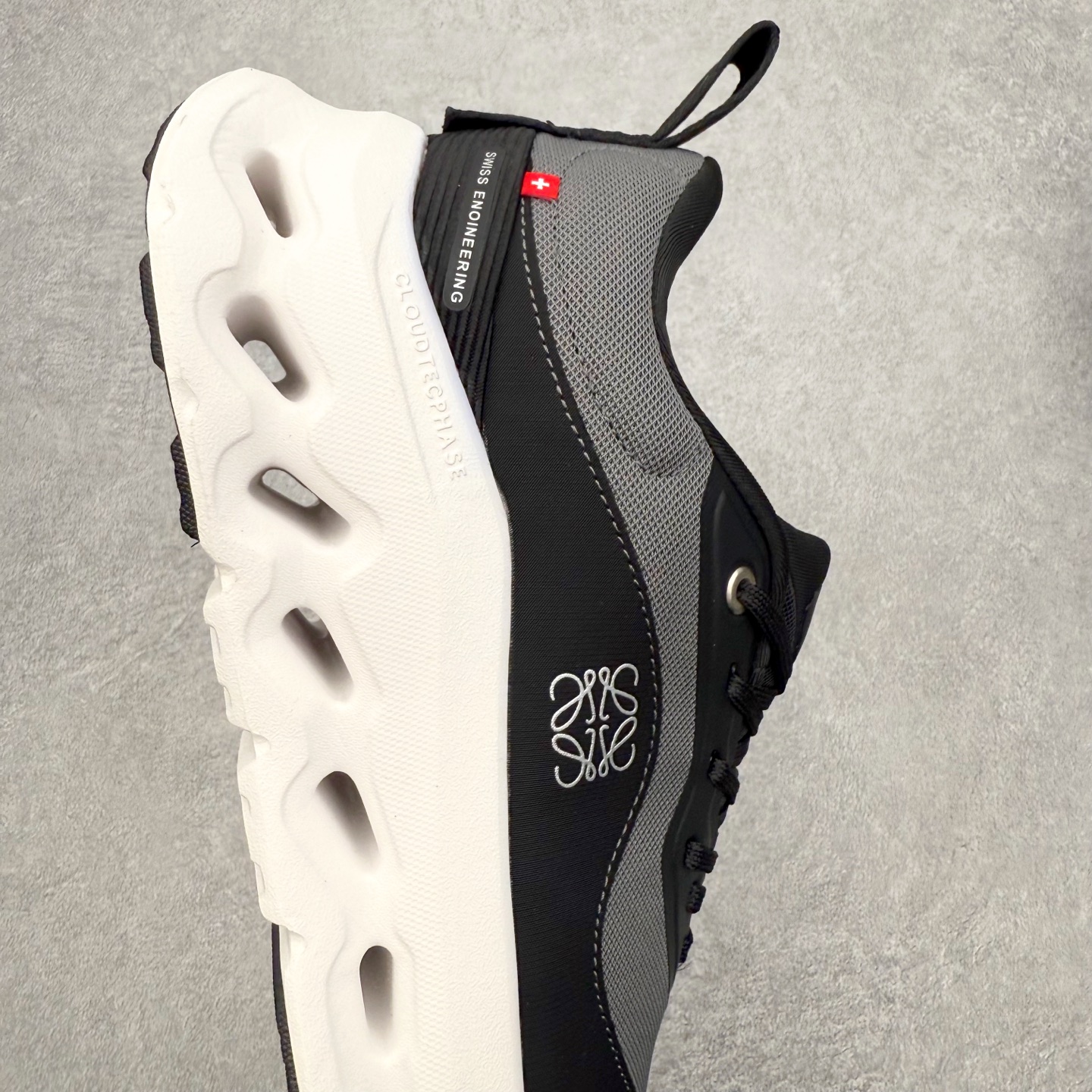 图片[6]-＃福利特价 LOEWE x On Cloudtilt 2.0 昂跑罗意威联名 圆头系带生活休闲鞋 此运动品牌 开创于2010年 缓震着陆、强效回弹、轻柔质感的设计构思始终是ON研制关键 与此同时基于“为全球提供革新性的跑步感受”信念 陆续推出了多款跑鞋及其以专业运动人体跑步工程学为设计关键的功能性跑步服饰设备 让跑者不费力气地畅快畅跑 尺码：36 36.5 37.5 38 38.5 39 40 40.5 41 42 42.5 43 44 44.5 45-选品中心