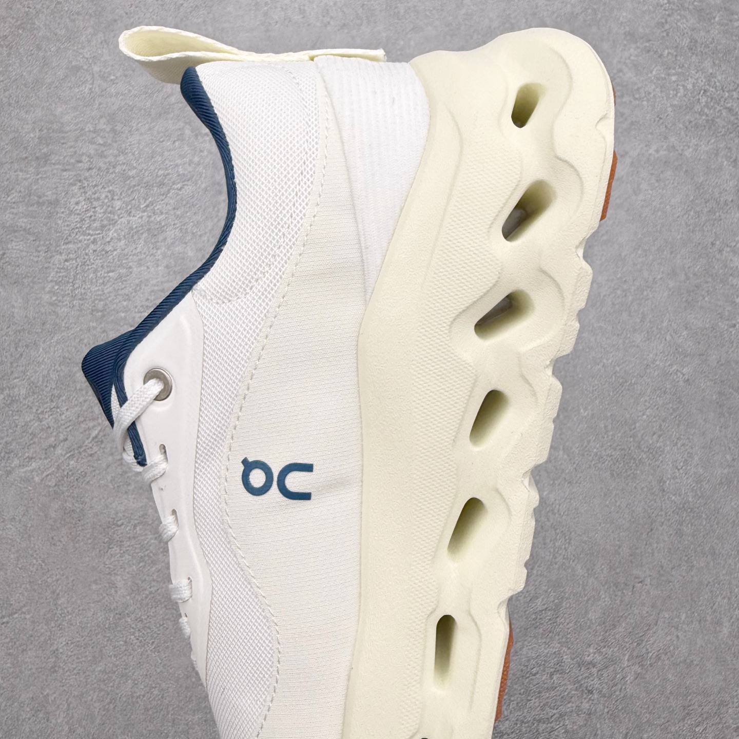 图片[7]-＃福利特价 LOEWE x On Cloudtilt 2.0 昂跑罗意威联名 圆头系带生活休闲鞋 此运动品牌 开创于2010年 缓震着陆、强效回弹、轻柔质感的设计构思始终是ON研制关键 与此同时基于“为全球提供革新性的跑步感受”信念 陆续推出了多款跑鞋及其以专业运动人体跑步工程学为设计关键的功能性跑步服饰设备 让跑者不费力气地畅快畅跑 尺码：36 36.5 37.5 38 38.5 39 40 40.5 41 42 42.5 43 44 44.5 45-选品中心