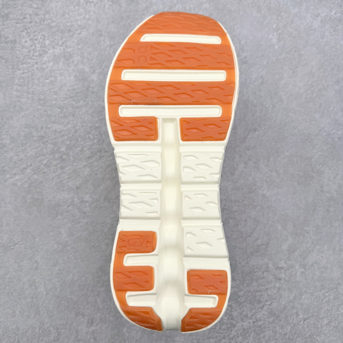 图片[9]-＃福利特价 LOEWE x On Cloudtilt 2.0 昂跑罗意威联名 圆头系带生活休闲鞋 此运动品牌 开创于2010年 缓震着陆、强效回弹、轻柔质感的设计构思始终是ON研制关键 与此同时基于“为全球提供革新性的跑步感受”信念 陆续推出了多款跑鞋及其以专业运动人体跑步工程学为设计关键的功能性跑步服饰设备 让跑者不费力气地畅快畅跑 尺码：36 36.5 37.5 38 38.5 39 40 40.5 41 42 42.5 43 44 44.5 45-选品中心