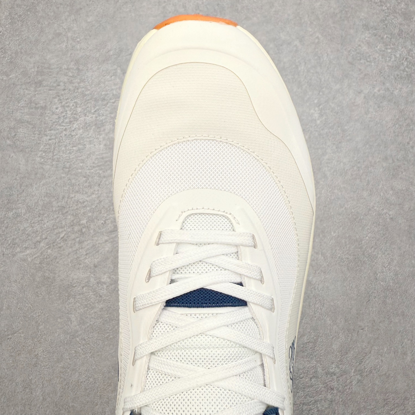 图片[4]-＃福利特价 LOEWE x On Cloudtilt 2.0 昂跑罗意威联名 圆头系带生活休闲鞋 此运动品牌 开创于2010年 缓震着陆、强效回弹、轻柔质感的设计构思始终是ON研制关键 与此同时基于“为全球提供革新性的跑步感受”信念 陆续推出了多款跑鞋及其以专业运动人体跑步工程学为设计关键的功能性跑步服饰设备 让跑者不费力气地畅快畅跑 尺码：36 36.5 37.5 38 38.5 39 40 40.5 41 42 42.5 43 44 44.5 45-选品中心