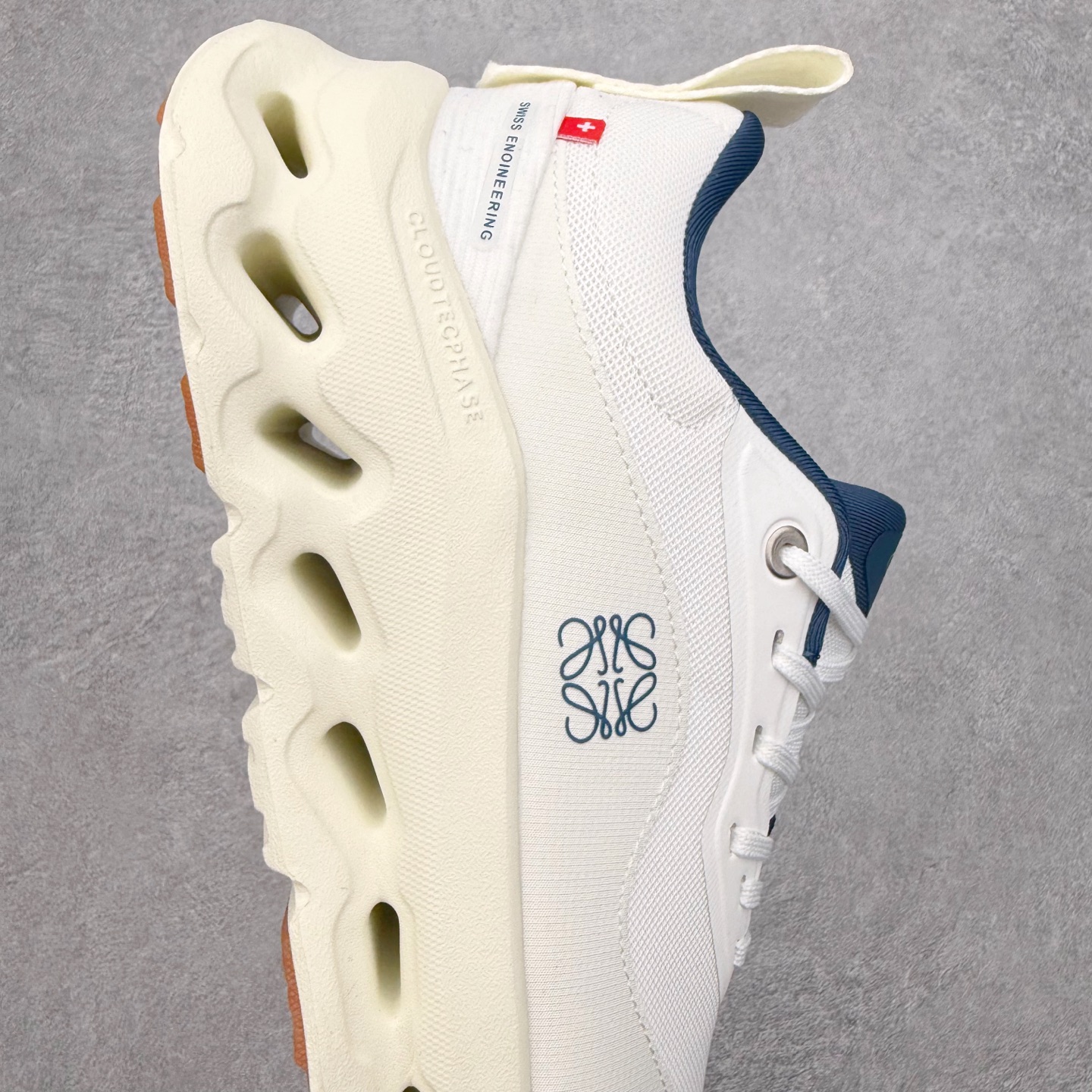 图片[6]-＃福利特价 LOEWE x On Cloudtilt 2.0 昂跑罗意威联名 圆头系带生活休闲鞋 此运动品牌 开创于2010年 缓震着陆、强效回弹、轻柔质感的设计构思始终是ON研制关键 与此同时基于“为全球提供革新性的跑步感受”信念 陆续推出了多款跑鞋及其以专业运动人体跑步工程学为设计关键的功能性跑步服饰设备 让跑者不费力气地畅快畅跑 尺码：36 36.5 37.5 38 38.5 39 40 40.5 41 42 42.5 43 44 44.5 45-选品中心