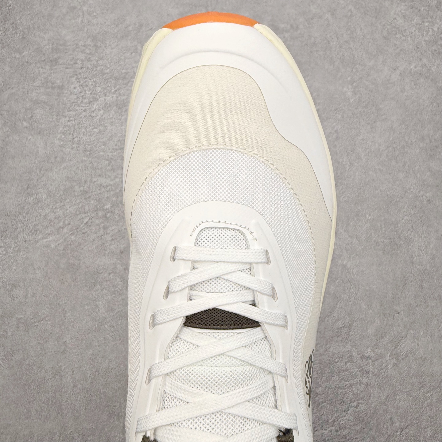 图片[4]-＃福利特价 LOEWE x On Cloudtilt 2.0 昂跑罗意威联名 圆头系带生活休闲鞋 此运动品牌 开创于2010年 缓震着陆、强效回弹、轻柔质感的设计构思始终是ON研制关键 与此同时基于“为全球提供革新性的跑步感受”信念 陆续推出了多款跑鞋及其以专业运动人体跑步工程学为设计关键的功能性跑步服饰设备 让跑者不费力气地畅快畅跑 尺码：36 36.5 37.5 38 38.5 39 40 40.5 41 42 42.5 43 44 44.5 45-选品中心