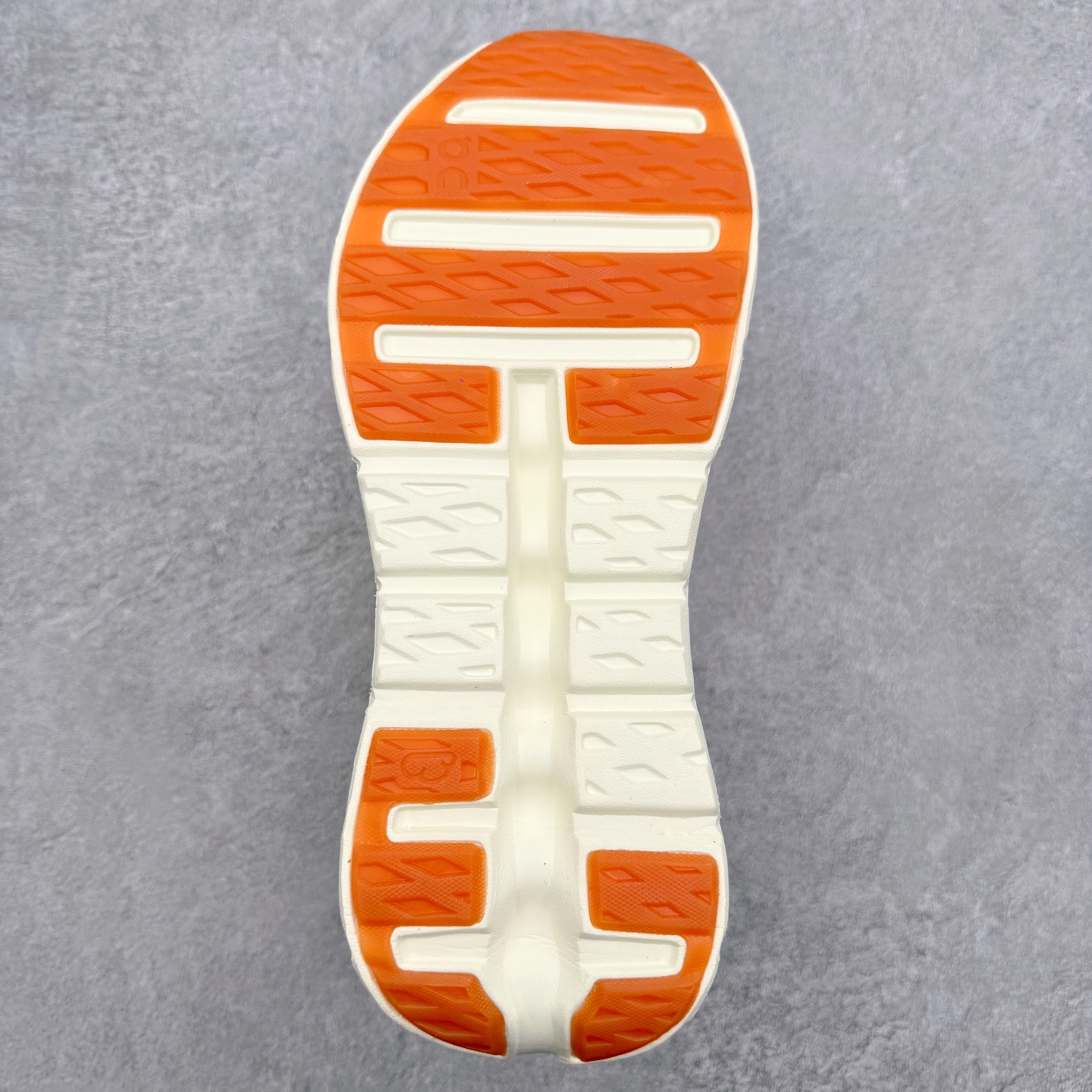 图片[9]-＃福利特价 LOEWE x On Cloudtilt 2.0 昂跑罗意威联名 圆头系带生活休闲鞋 此运动品牌 开创于2010年 缓震着陆、强效回弹、轻柔质感的设计构思始终是ON研制关键 与此同时基于“为全球提供革新性的跑步感受”信念 陆续推出了多款跑鞋及其以专业运动人体跑步工程学为设计关键的功能性跑步服饰设备 让跑者不费力气地畅快畅跑 尺码：36 36.5 37.5 38 38.5 39 40 40.5 41 42 42.5 43 44 44.5 45-选品中心