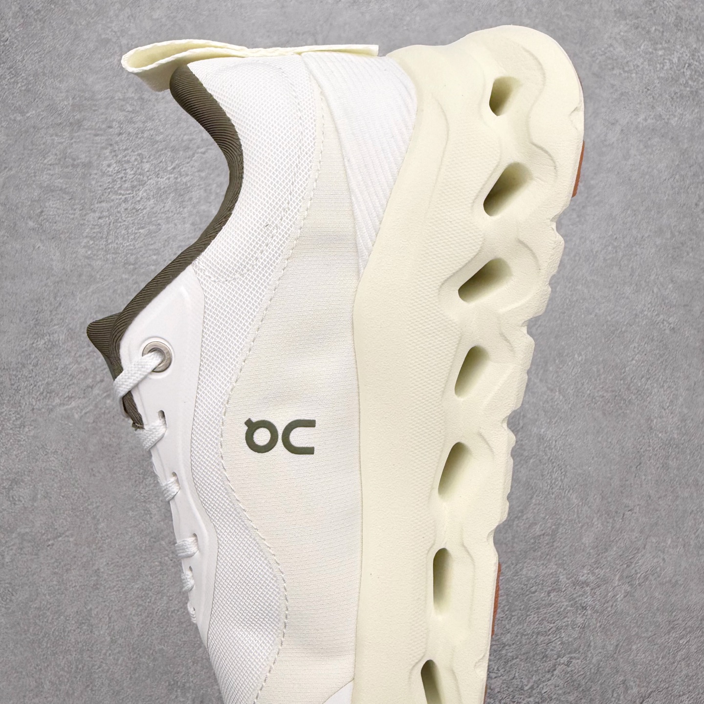 图片[6]-＃福利特价 LOEWE x On Cloudtilt 2.0 昂跑罗意威联名 圆头系带生活休闲鞋 此运动品牌 开创于2010年 缓震着陆、强效回弹、轻柔质感的设计构思始终是ON研制关键 与此同时基于“为全球提供革新性的跑步感受”信念 陆续推出了多款跑鞋及其以专业运动人体跑步工程学为设计关键的功能性跑步服饰设备 让跑者不费力气地畅快畅跑 尺码：36 36.5 37.5 38 38.5 39 40 40.5 41 42 42.5 43 44 44.5 45-选品中心