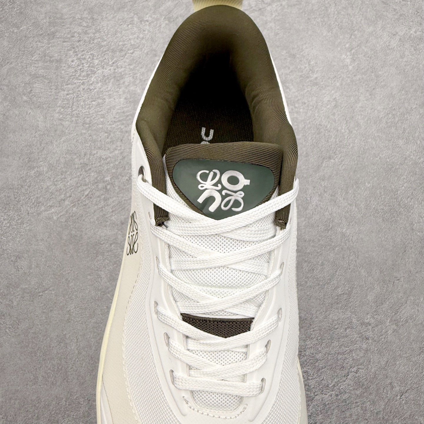 图片[5]-＃福利特价 LOEWE x On Cloudtilt 2.0 昂跑罗意威联名 圆头系带生活休闲鞋 此运动品牌 开创于2010年 缓震着陆、强效回弹、轻柔质感的设计构思始终是ON研制关键 与此同时基于“为全球提供革新性的跑步感受”信念 陆续推出了多款跑鞋及其以专业运动人体跑步工程学为设计关键的功能性跑步服饰设备 让跑者不费力气地畅快畅跑 尺码：36 36.5 37.5 38 38.5 39 40 40.5 41 42 42.5 43 44 44.5 45-选品中心