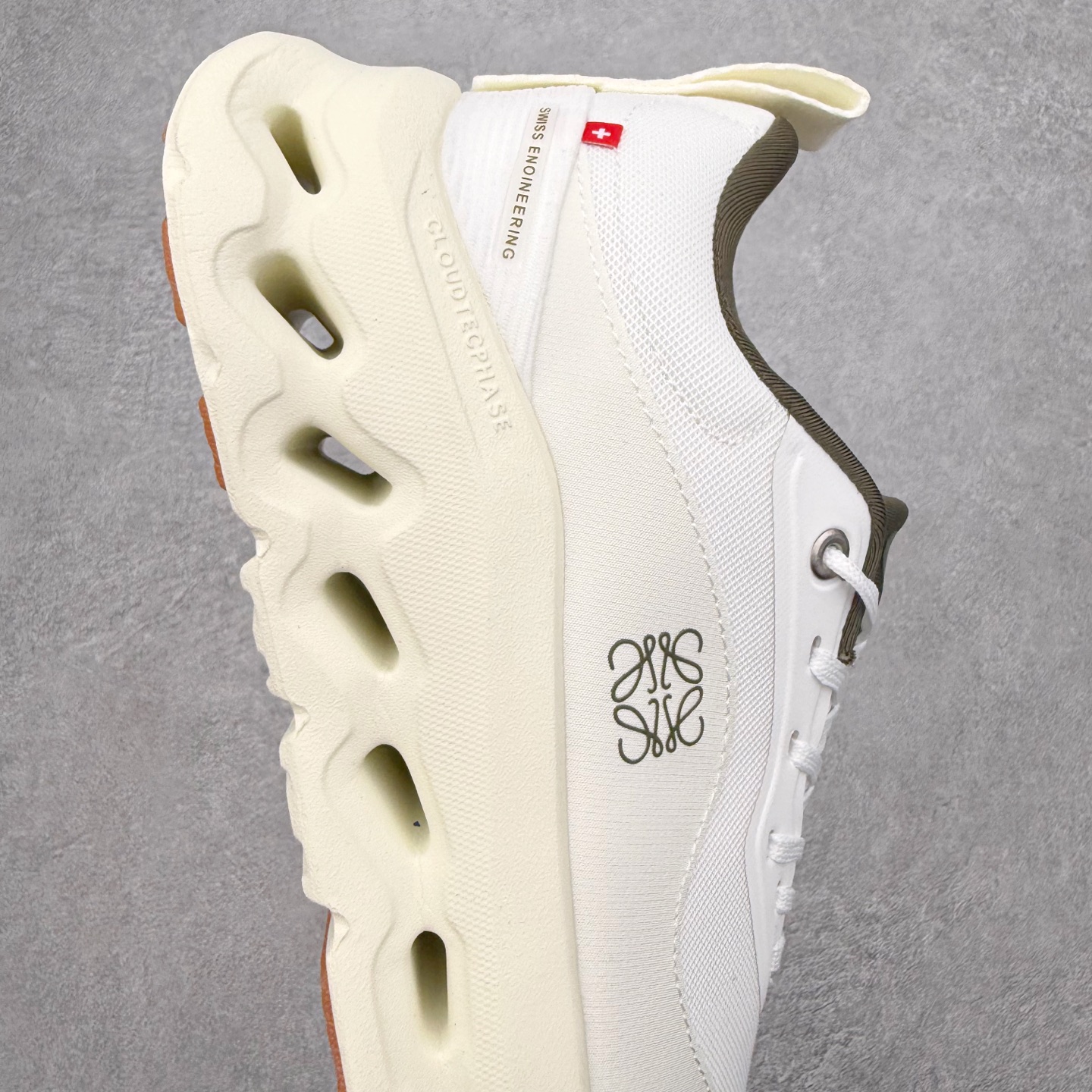 图片[7]-＃福利特价 LOEWE x On Cloudtilt 2.0 昂跑罗意威联名 圆头系带生活休闲鞋 此运动品牌 开创于2010年 缓震着陆、强效回弹、轻柔质感的设计构思始终是ON研制关键 与此同时基于“为全球提供革新性的跑步感受”信念 陆续推出了多款跑鞋及其以专业运动人体跑步工程学为设计关键的功能性跑步服饰设备 让跑者不费力气地畅快畅跑 尺码：36 36.5 37.5 38 38.5 39 40 40.5 41 42 42.5 43 44 44.5 45-选品中心