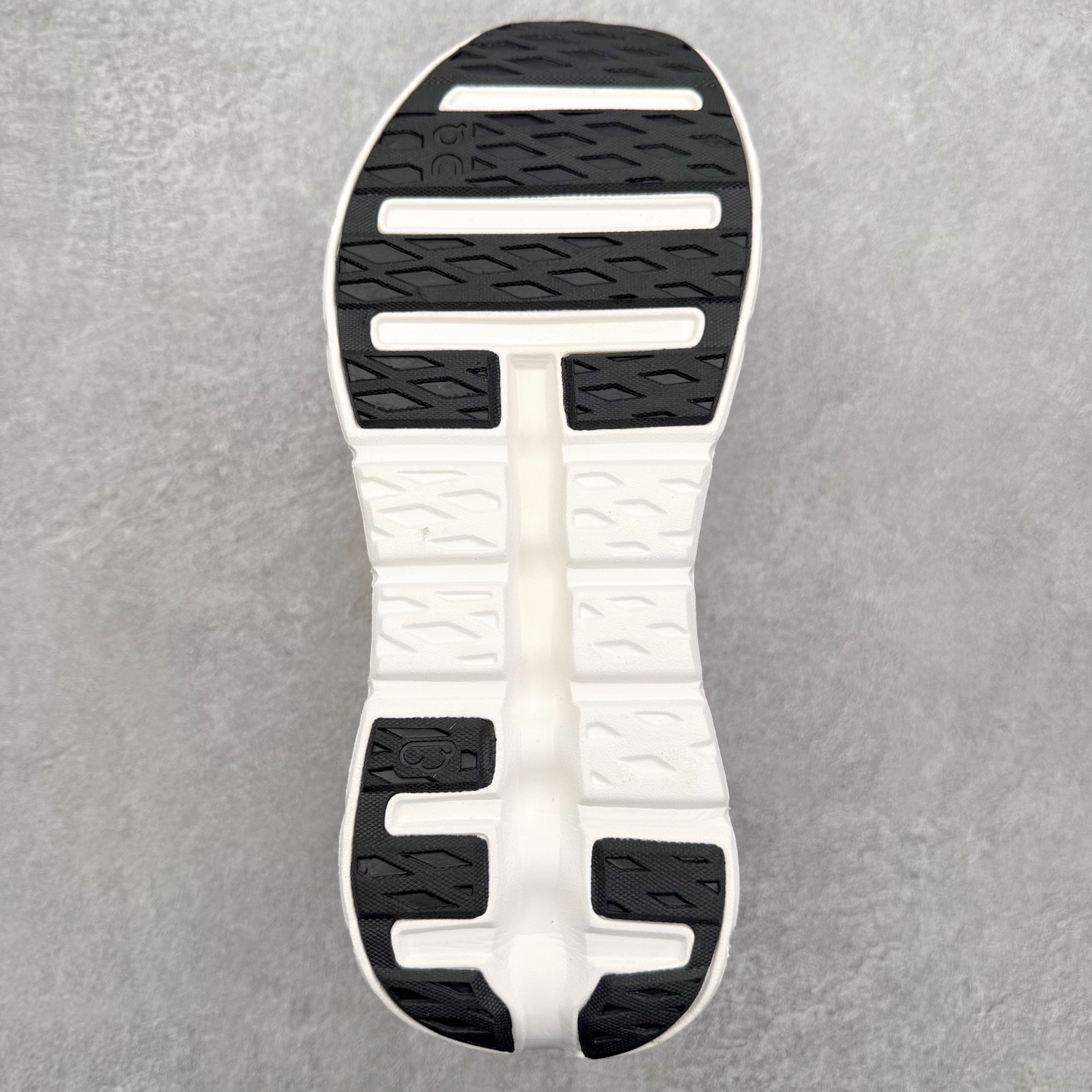 图片[9]-＃福利特价 LOEWE x On Cloudtilt 2.0 昂跑罗意威联名 圆头系带生活休闲鞋 此运动品牌 开创于2010年 缓震着陆、强效回弹、轻柔质感的设计构思始终是ON研制关键 与此同时基于“为全球提供革新性的跑步感受”信念 陆续推出了多款跑鞋及其以专业运动人体跑步工程学为设计关键的功能性跑步服饰设备 让跑者不费力气地畅快畅跑 尺码：36 36.5 37.5 38 38.5 39 40 40.5 41 42 42.5 43 44 44.5 45-选品中心