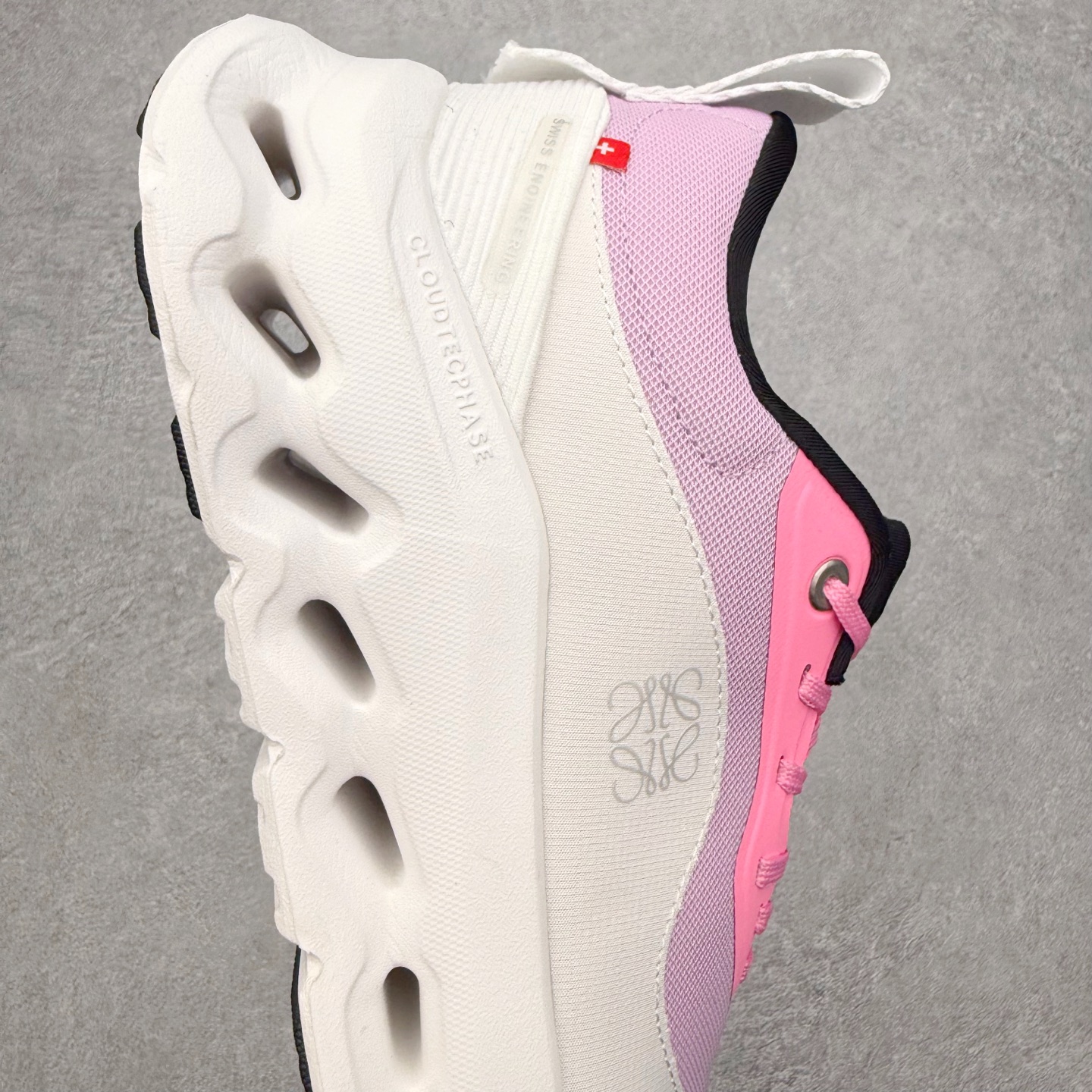 图片[6]-＃福利特价 LOEWE x On Cloudtilt 2.0 昂跑罗意威联名 圆头系带生活休闲鞋 此运动品牌 开创于2010年 缓震着陆、强效回弹、轻柔质感的设计构思始终是ON研制关键 与此同时基于“为全球提供革新性的跑步感受”信念 陆续推出了多款跑鞋及其以专业运动人体跑步工程学为设计关键的功能性跑步服饰设备 让跑者不费力气地畅快畅跑 尺码：36 36.5 37.5 38 38.5 39 40 40.5 41 42 42.5 43 44 44.5 45-选品中心