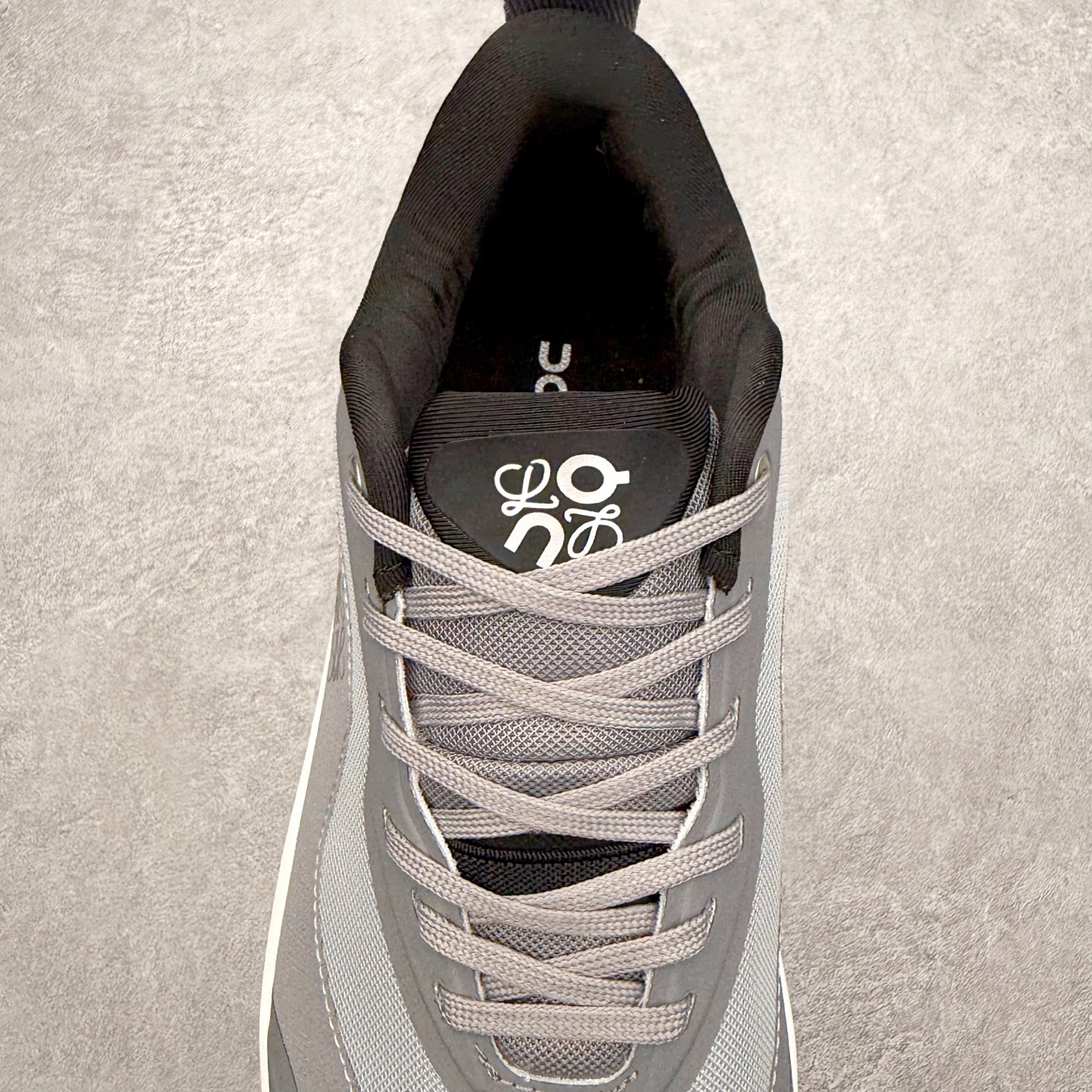 图片[5]-＃福利特价 LOEWE x On Cloudtilt 2.0 昂跑罗意威联名 圆头系带生活休闲鞋 此运动品牌 开创于2010年 缓震着陆、强效回弹、轻柔质感的设计构思始终是ON研制关键 与此同时基于“为全球提供革新性的跑步感受”信念 陆续推出了多款跑鞋及其以专业运动人体跑步工程学为设计关键的功能性跑步服饰设备 让跑者不费力气地畅快畅跑 尺码：36 36.5 37.5 38 38.5 39 40 40.5 41 42 42.5 43 44 44.5 45-选品中心