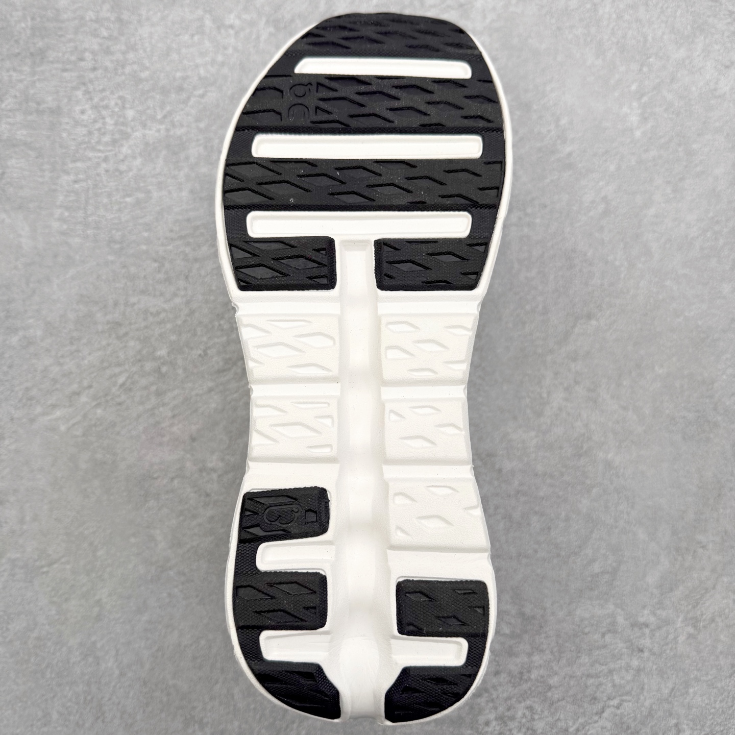 图片[9]-＃福利特价 LOEWE x On Cloudtilt 2.0 昂跑罗意威联名 圆头系带生活休闲鞋 此运动品牌 开创于2010年 缓震着陆、强效回弹、轻柔质感的设计构思始终是ON研制关键 与此同时基于“为全球提供革新性的跑步感受”信念 陆续推出了多款跑鞋及其以专业运动人体跑步工程学为设计关键的功能性跑步服饰设备 让跑者不费力气地畅快畅跑 尺码：36 36.5 37.5 38 38.5 39 40 40.5 41 42 42.5 43 44 44.5 45-选品中心